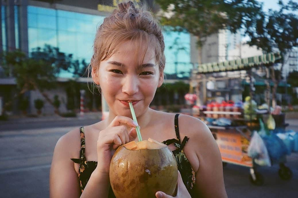 高槻かなこさんのインスタグラム写真 - (高槻かなこInstagram)「高槻かなこ1st写真集 『夜明け』🌙 発売まであと7日です🤍  カウントダウンでフィルムカメラオフショット📸🎞️  写真集のメイキングDVD付き購入頂いた方、抽選で10/14に行う2ショットチェキ会に参加頂ける申し込みが、明日9/18(月・祝)23:59までとなります😊 初のチェキ会！申し込みお忘れなく📸  #高槻かなこ1st写真集  #高槻かなこ #夜明け  #ベトナム #Vietnam #ダナン #🇻🇳」9月18日 13時27分 - kanako.tktk