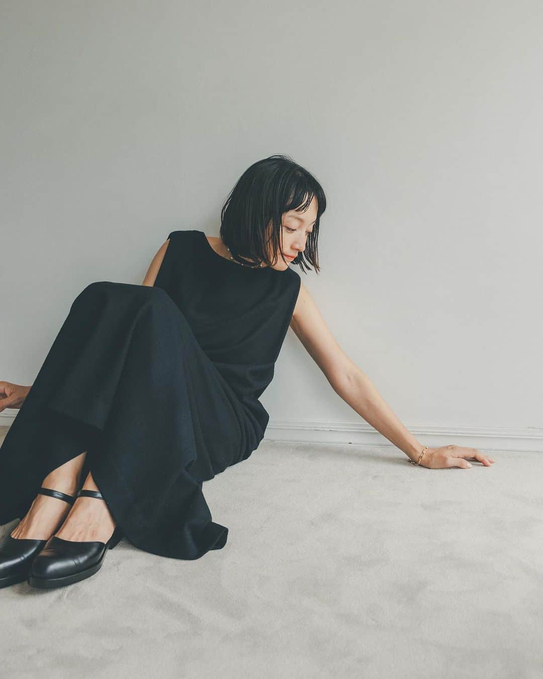オブレクトのインスタグラム：「Miyako Takayama × oblekt  新ヴィジュアルが公開されました✨ 今すぐ着られて、秋冬も大活躍なアイテムたちです🌿  こちらはニットメルトンワンピース Color.ブラック / ブラウン ¥19,800（include tax）  軽い着心地と柔らかな肌触りが魅力のニットメルトン素材。 ボディラインを拾わないIラインで、リラックス感がありつつ大人な印象のシルエットです。 アーム部分にはタックを施すことで立体感が生まれ、二の腕をカバーしつつモードな雰囲気に仕上げています。 秋口には1枚でさらりと女性らしく、冬本番にはタートルネックをインしてスタイリングして、組み合わせ自由にスタイリングを楽しめるワンピースです✨  詳しくはoblekt 公式オンラインショップをご覧ください✨  #oblekt #オブレクト #高山都」