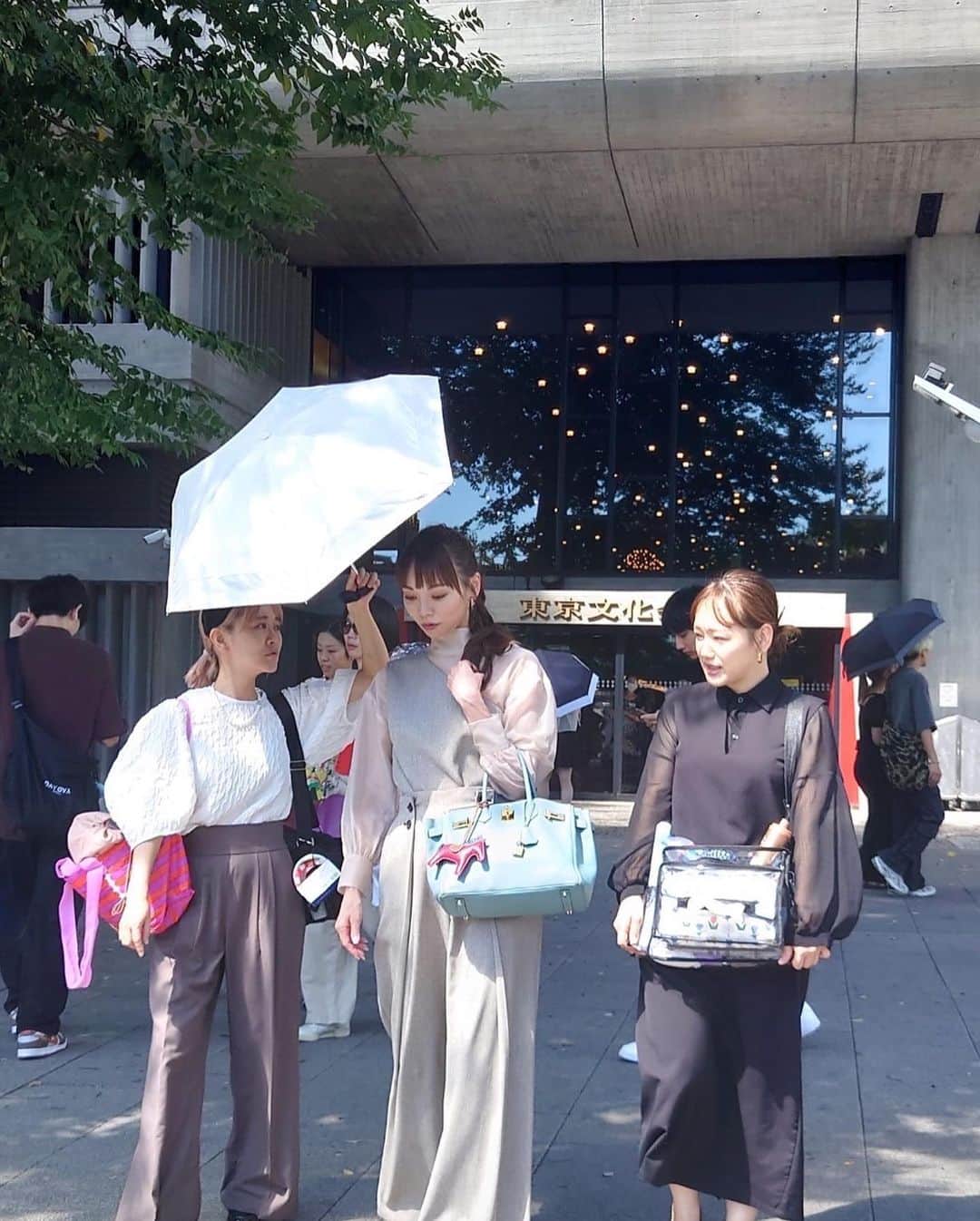 上野水香さんのインスタグラム写真 - (上野水香Instagram)「今日は 東京文化会館で🎥  仕上がり楽しみです。 OA詳細は後日にお知らせします。  秋らしい #アドーア @adore_jp の セットアップと秋メイク💄で 気分は、autumn🍁  暑かったけどね。笑」9月18日 13時31分 - mizukaueno