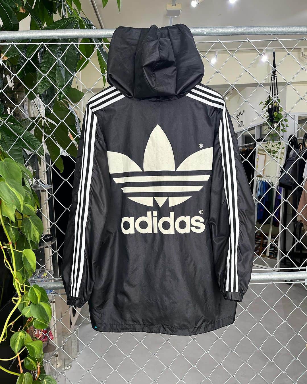 ジャムルのインスタグラム：「OPEN UNTIL 7:00PM .  #jammru#adidas #osaka  #fashion  #streetstyle  #streetfashion  #vtg  #vintage  #used  #usedclothing  #古着 #古着屋 #ファッション #70s #80s #90s」