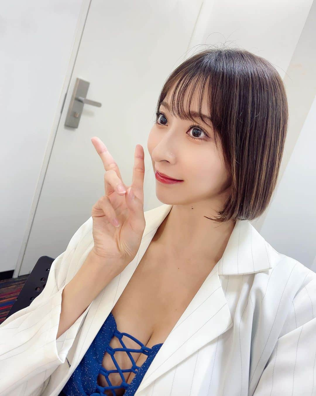 緒方咲のインスタグラム：「NEWヘアー💇‍♀️💕  LOANA六本木さの山根さん(@yujiyamane )に カットしてもらいましたっ✂️✨  切りっぱなしのデザインは ほぼ初めてやったんだけど とっても可愛い😆💓💓  サッパリしてお気に入りになりました😍 いつもありがとうございます🙇‍♀️✨  #loana #loanaroppongi #roppongi #六本木 #ヘアサロン #hairsalon #mii #miihair #haircare #miiシャンプー #miiトリートメント #シャンプー #トリートメント #ヘアケア #シャンプー難民 #ホームケア #ホームケアが大切 #ミィーシャンプー #ミィートリートメント #hair #japanesegirl #萌 #自拍 #模特 #粉我 #tbt #swag #动漫 #Instagravure #instalove」