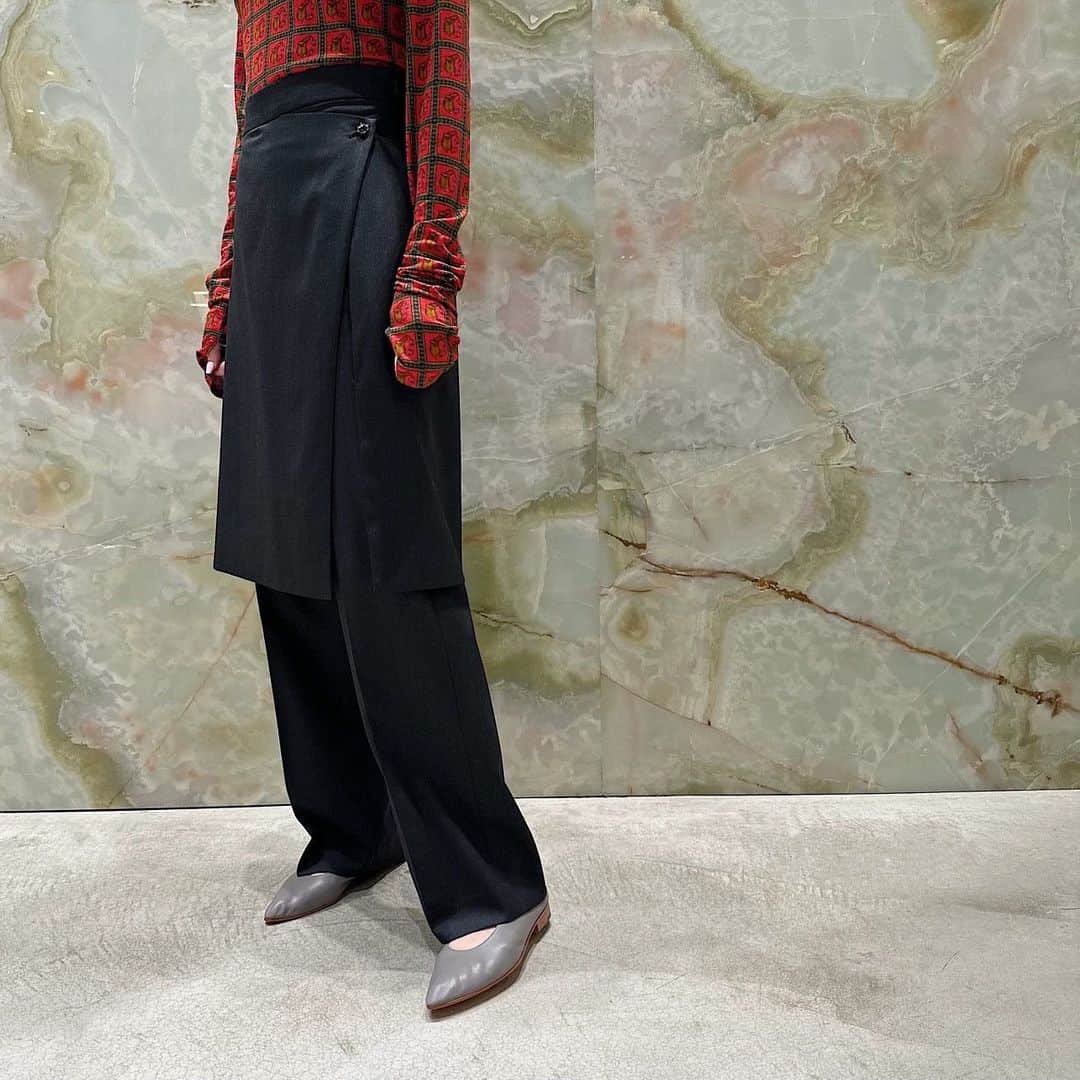 のインスタグラム：「＜H BEAUTY&YOUTH＞  WOOL GABA LEYARD PANTS ¥35,200 Color: DK.Gray/BLACK Size: S/M (着用スタッフ: 165cm 着用サイズ: M)  #H_beautyandyouth #エイチビューティアンドユース @h_beautyandyouth  #BEAUTYANDYOUTH #ビューティアンドユース #Unitedarrows #ユナイテッドアローズ #inscrire #martiniano」