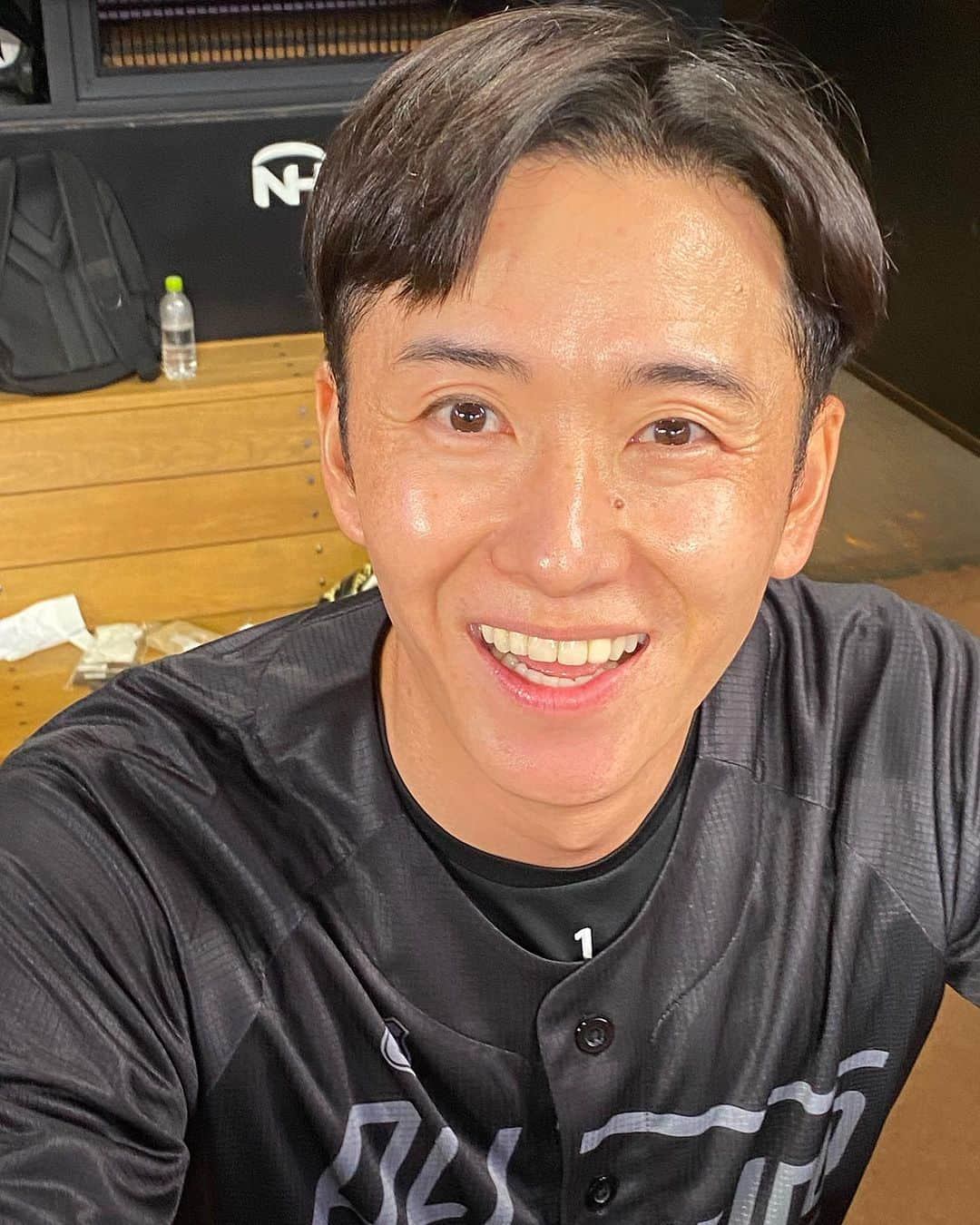 今成亮太さんのインスタグラム写真 - (今成亮太Instagram)「エスコンフィールドで野球やって来ました‼️ 久々にやったらこんなにもバットが重たく感じるとは…😭 トレーニングをしなければいけませんね💦 でも最高に楽しかった😃 ゆうちゃんありがとう😊 #斎藤佑樹 #糸井嘉男 #増井浩俊  #武田勝 #谷口雄也 #新垣 #黒羽根利規  #鶴岡慎也 #北海道日本ハムファイターズ #オール北海道」9月18日 13時50分 - ryotaimanari