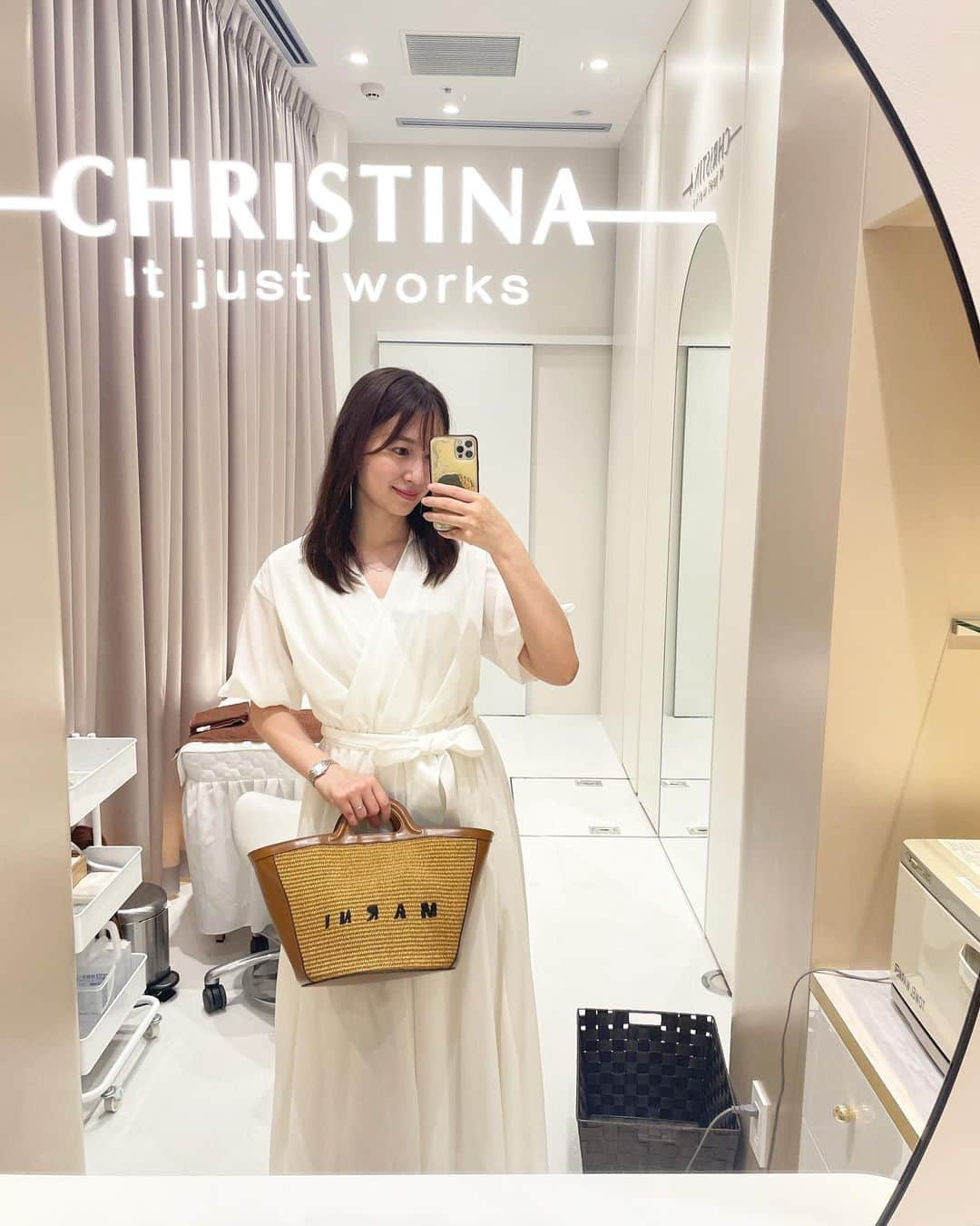 下田奈奈さんのインスタグラム写真 - (下田奈奈Instagram)「skin care🤍  リピしてる @christinajapan 🌱  地道に集めているホームケア用品も ついに6種類集まりました🧴🫧  1.クレンジング #chateaudebeaute  #vinopurecleanser  W洗顔不要のポンプ式のジェルタイプで ズボラな私には嬉しくて2本目👏🏻 これで洗顔するとお肌がモチモチ柔らかくなる💆🏻‍♀️  2.朝用美容液 #illustrious serum この時期活躍のトーンアップ効果のあるセラム✨  3.朝用クリーム #illustrious  #デイクリームspf50  クリームだけど日焼け止め効果も あるから時短にもなるしこれのお陰で ハワイの日焼けも防げた実力派☀️  4.夜用美容液 #unstress  #totalserenity  この美容液はとにかくお肌の調子が良くなる🌿 化粧水はドラコスのものでもこれの成分が良いので これ使用するだけでとにかくいい👏🏻  5.夜用クリーム #unstress  #harmonizingnightcream  レチノール配合のナイトクリーム🌙 香りもとっても良くて癒し…🤭  6.週2回の角質ケア #biophyto  #herbalcomplex  お風呂の途中に顔に薄く伸ばして10分 置いて流せばいいのでスペシャルケアも楽ちん💆🏻‍♀️ 毛穴ケアとして新たに取り入れてみた🌿  クリスティーナの商品は効果がいいのはもちろん ズボラな私でも毎日続けられるケア用品を選べて お肌にも性格にも合わせられて本当にありがたい🥹🙏  美容は継続が大切だけれど まず継続できなきゃ意味ないのでありがたや…🪽✨  #クリスティーナ #クリスティーナ化粧品 #christinastore #アラサースキンケア #アラサー美容 #christinajapan」9月18日 13時51分 - shimodanana