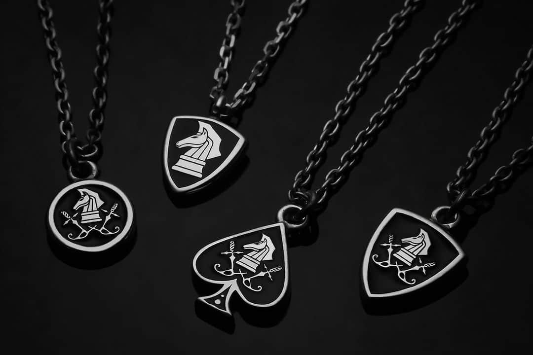 プエルタ・デル・ソルのインスタグラム：「♙ ♜ ♝ ♞ ♛ ♚ 【Brand Logo Necklace】 程よいボリューム感とブラックエポキシで表現されたブランドロゴネックレス✴︎✴︎✴︎  左から NE1104/NE1013/NE1250/NE1103 各 ¥17,600  #knight #ナイト #チェス #chess #PUERTADELSOL #プエルタ #プエルタデルソル #accessory  #jewelry #ジュエリー #アクセサリー #メンズアクセサリー #madeinjapan  #fashion   #恵比寿 /03-5489-9470 @puertadelsol_official  #大阪 /06-6136-5345  @puertadelsol_osaka」