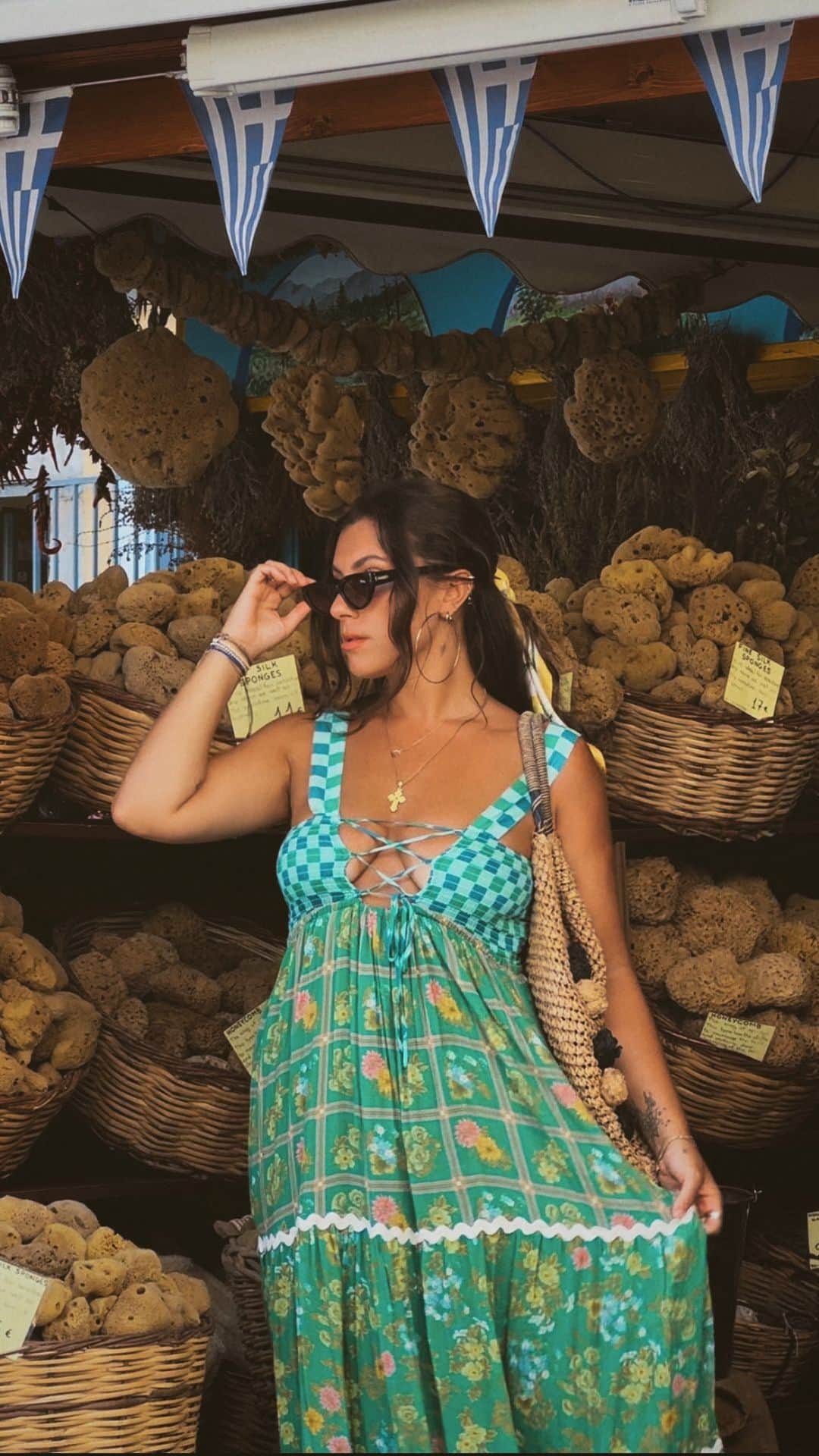 SPELLのインスタグラム：「Market mondays with @london_ellis in our Flora Strappy Maxi 🧺🌴🥥」