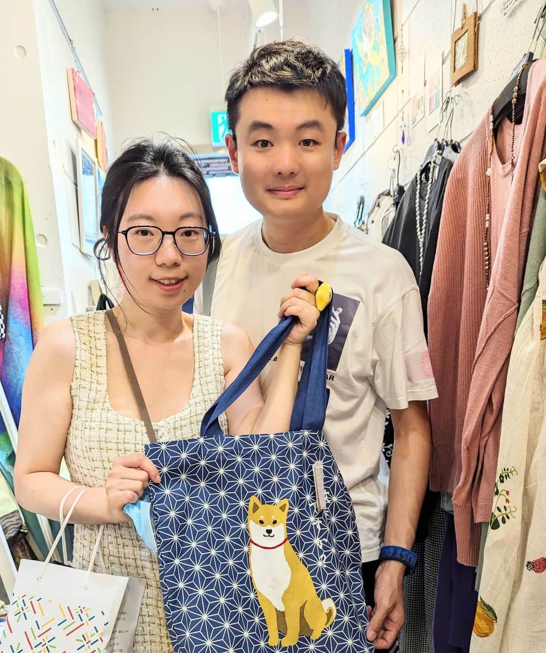 平井富子のインスタグラム：「A wonderful couple appears！  CanadaトロントからHuiさんとRubyさんがアンシャンテに、、  日本は初めて。京都や大阪、USJを観光。楽しそう〜  散歩ですか？柴犬トートバッグを気に入って頂きました。何と、自宅で柴犬のハルちゃんを飼っていて、写真を見せて頂きました。 可愛い〜  明日帰国とか。日本最後の日に来て頂き、感謝です。 また、お待ちしています〜」