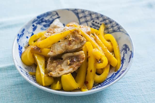 暮らし上手のインスタグラム：「今日の晩ごはんに『豚とパプリカのエスニック炒め』はいかがですか？  栗山真由美さんの『豚とパプリカのエスニック炒め』は、ピーナッツバターのコクに箸が進む。いつもの炒め物が、ピーナッツバター×豆板醤の特製ダレでエスニック風のおかずに早変わり。パプリカは時間差で加えてシャキっとした食感を残すのがポイント。  ------------------------------ 調理時間：10分（時短）  材料 （ 2人分 ） 豚ロースソテー用肉 …2枚（約200g） パプリカ（黄） …1個 A ニンニク（すりおろし） …1片分 醤油、ピーナッツバター …各大さじ1 豆板醤 …小さじ1/2 サラダ油、酒 …各大さじ1 塩、こしょう …各適量  ------------------------------  レシピの詳細はプロフィールリンクから！  #Kurashi #暮らし上手 #晩ごはん #レシピ #簡単レシピ」