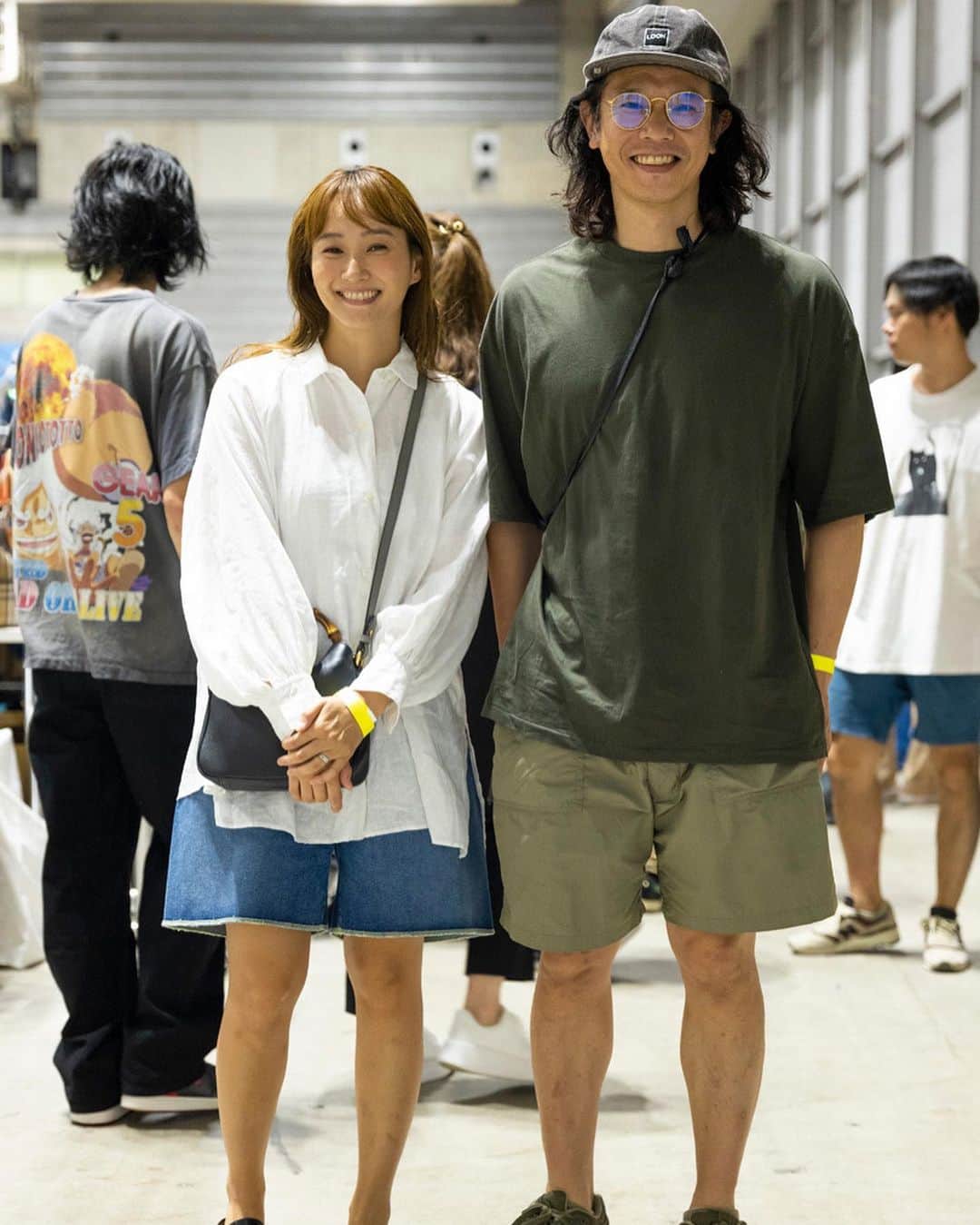 のインスタグラム：「イベント・スナップ：ミキティからパリコレデザイナーまで　横浜に古着好き1万5000人が集結！  「VCM VINTAGE MARKET Vol.3」が9月17、18日の両日、パシフィコ横浜で開催中だ。全国から150以上の古着店が出店する日本最大級のビンテージマーケットイベントとあって、会場には古着LOVERらが集った。  高騰が止まらない「リーバイス（LEVI'S）」のデニムジャケット“506XX”（通称、1st[ファースト]）やインディアンジュエリー、最高級素材であるビーバー毛を用いたテンガロンハットなど、自慢の逸品で装った38人をスナップした。中には、芸人の庄司智春＆タレント藤本美貴夫妻や、森永邦彦「アンリアレイジ（ANREALAGE）」デザイナー、古着好きとして知られる総合格闘家の宇野薫の姿も。  9時半の開場と共に黒山の人だかりとなったのは、尾花大輔「N.ハリウッド（N.HOOLYWOOD）」デザイナーの私物とサンプルを販売するブースだ。その後、会計待ちの列が発生し、昼過ぎには「初日の商品を完売」。ブースを閉めて、颯爽と会場をあとにした。  ■VCM VINTAGE MARKET Vol.3 日程：9月17～18日 時間：10:00～19:00 場所：パシフィコ横浜 展示ホールA 住所：神奈川県横浜市西区みなとみらい1-1-1 入場料：1000円  全画像は @wwd_jp プロフィールのリンクから  PHOTOS : RYUSEI MORIKAWA  #VCM#vcmvintagemarket#vintagemarket#古着#ビンテージ#スナップ#コーディネート#イベントスナップ#ファッションスナップ#fashionsnap#fashionphotography#」