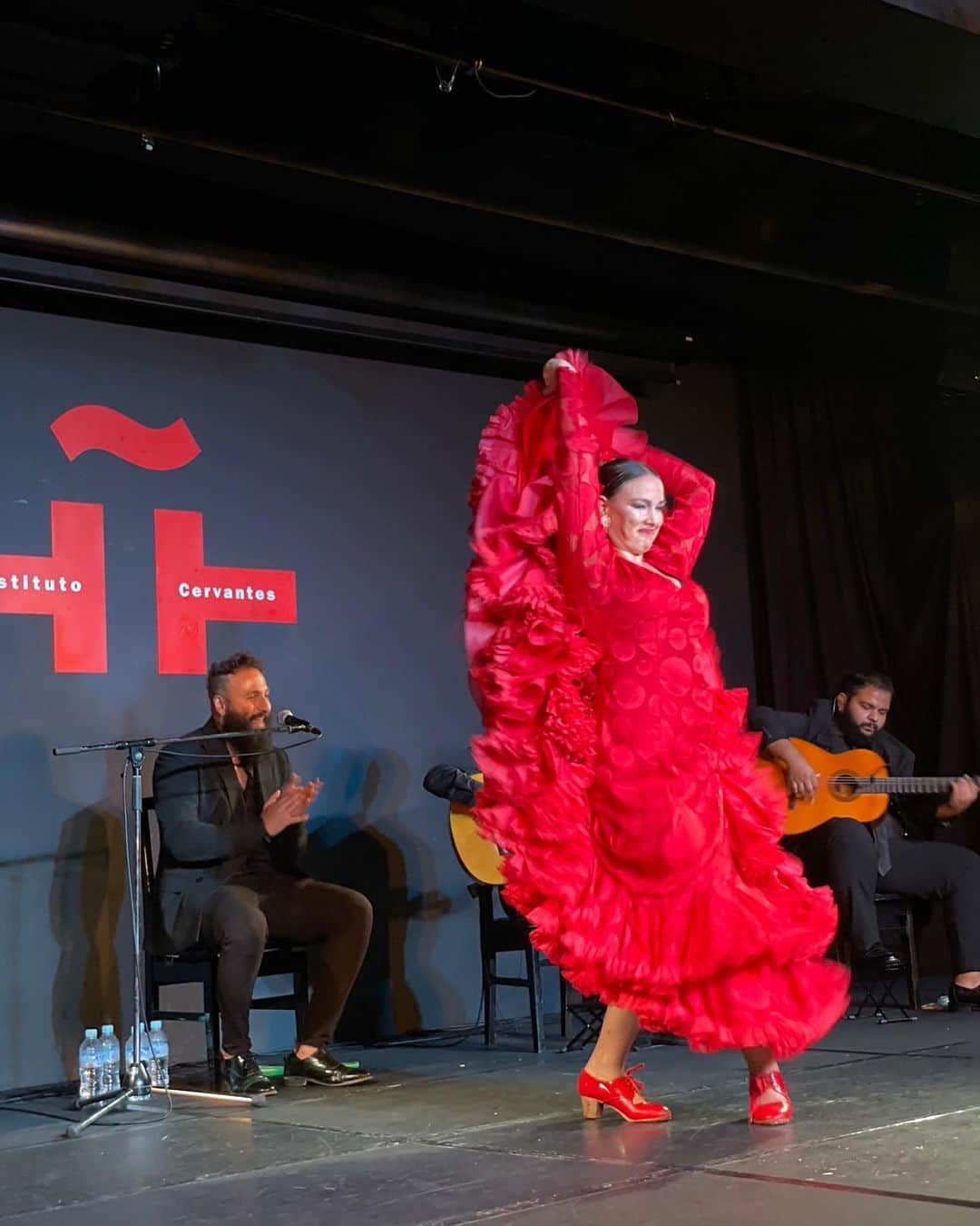 黒澤詩音さんのインスタグラム写真 - (黒澤詩音Instagram)「#フラメンコ 💃  ギターの旋律と、靴音や手といった身体を使って生み出す音と踊りが一体となり、みる人を惹き込みます。  以前からマント捌きや、スカート捌きをみるのが好きなので、鮮やかな真っ赤なドレスを捌き踊る姿は魅力そのもの！  ほとばしる情熱にあてられて、 体感あっという間の充実時間✨  今回拝見したのは、マドリード王立劇場による公演。  スペイン🇪🇸の、文化であり芸術がそこに在りました。 東京でその息づく伝統に触れられて素敵な経験となりました🌱  #flamenco #spain #tokyo #flamencoshow」9月18日 14時02分 - shionkurosawa_official