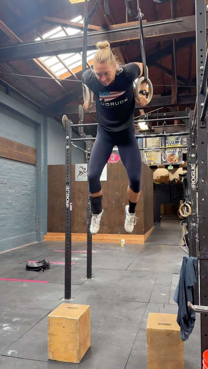 カーリー・ウォパットのインスタグラム：「Me: “I’ve got this!” 😤 🧠: I have no idea what I’m doing.  Typical day in the life. But hey, half the battle is convincing yourself. And doing it anyway.   Haven’t done a ring muscle up in a while! Any tips on stringing them together?  Also, who thinks I could be competitive in CrossFit?? Would I crush it, or am I too tall (6’2”)? 🤔 Let me know thoughts in comments 👇🏼」