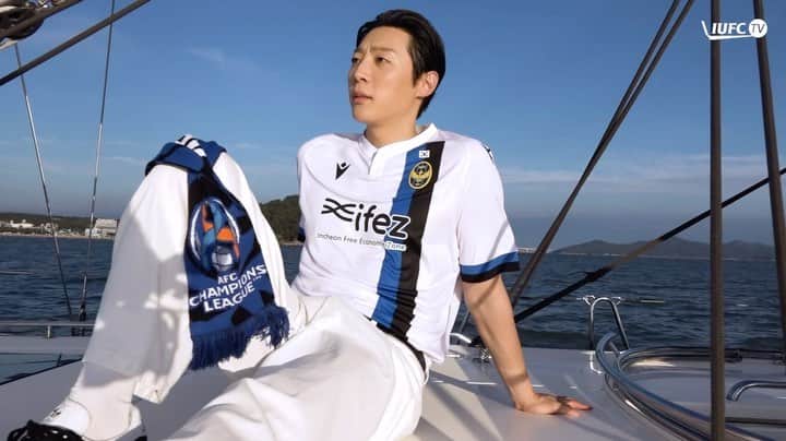 シン・ヒョンスのインスタグラム：「𝐈𝐍𝐂𝐇𝐄𝐎𝐍 𝐔𝐍𝐈𝐓𝐄𝐃 𝐗 𝐒𝐇𝐈𝐍 𝐇𝐘𝐔𝐍 𝐒𝐎𝐎 @shintop20  𝐀𝐅𝐂 𝐂𝐇𝐀𝐌𝐏𝐈𝐎𝐍𝐒 𝐋𝐄𝐀𝐆𝐔𝐄 𝟐𝟎𝟐𝟑-𝟐𝟒 𝐎𝐅𝐅𝐈𝐂𝐈𝐀𝐋 𝐊𝐈𝐓 𝐏𝐇𝐎𝐓𝐎𝐃𝐀𝐘 𝐁𝐄𝐇𝐈𝐍𝐃 𝐓𝐇𝐄 𝐒𝐂𝐄𝐍𝐄𝐒🎥🔵⚫️  ✨신현수(배우/인천유나이티드 팬) 👕인천유나이티드 ACL킷(홈/원정), 인천유나이티드 우비, ACL 스카프 🛥현대요트(왕산마리나/인천광역시 중구 을왕동) @hyundai.cosmosyachting」