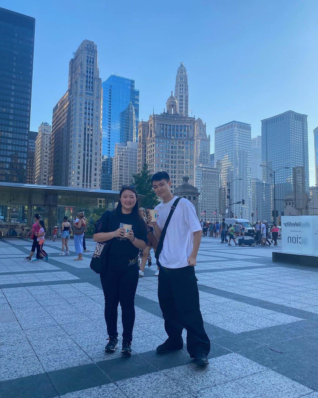 葉晟睿のインスタグラム：「🇺🇸 Thanks @hsiaochi1214 for exploring Chicago with me 🚢🖼️🥞🦪🥂 我才剛到四天就來找我所有景點超市餐廳都第一次去🤣 最重要的是有晚餐可以吃（雖然很常直接睡死💤）  #kalvintravel #kalvintravel🇺🇸 #chicago #芝加哥」
