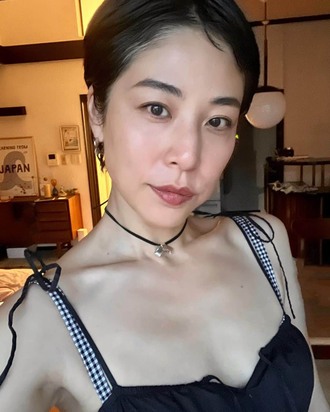 福本敦子のインスタグラム：「MY UPDATE 📝最近 ➰黒を着る🌚 重い気がして20代の頃とか特に選ばなかった黒。最近しっくり来るようになってきた🐦‍⬛ . ➰早起き再開☀️ Back to  Morning person again. 涼しくなってきて朝型全開になってきた📕14:00にはもう1日も終わりな気持ちになってる😅 . ➰運動そして思い込みの発見 長くやっていたヨガでは身体は痛めず無理しないって身についてて、そのテンションで筋トレをした際、痛みは効いてるサインなのにすべてその時点でやめるということを一年半くらいしてた😅思い込みってすごい。 . ➰自省  正しいことはキレよく瞬間的に言えるくせに、素直な気持ちを穏やかに言うのはレッスンが必要。 . ➰車🚗 車の運転に憧れている。もし運転できたらお迎え狂になりそう➰」