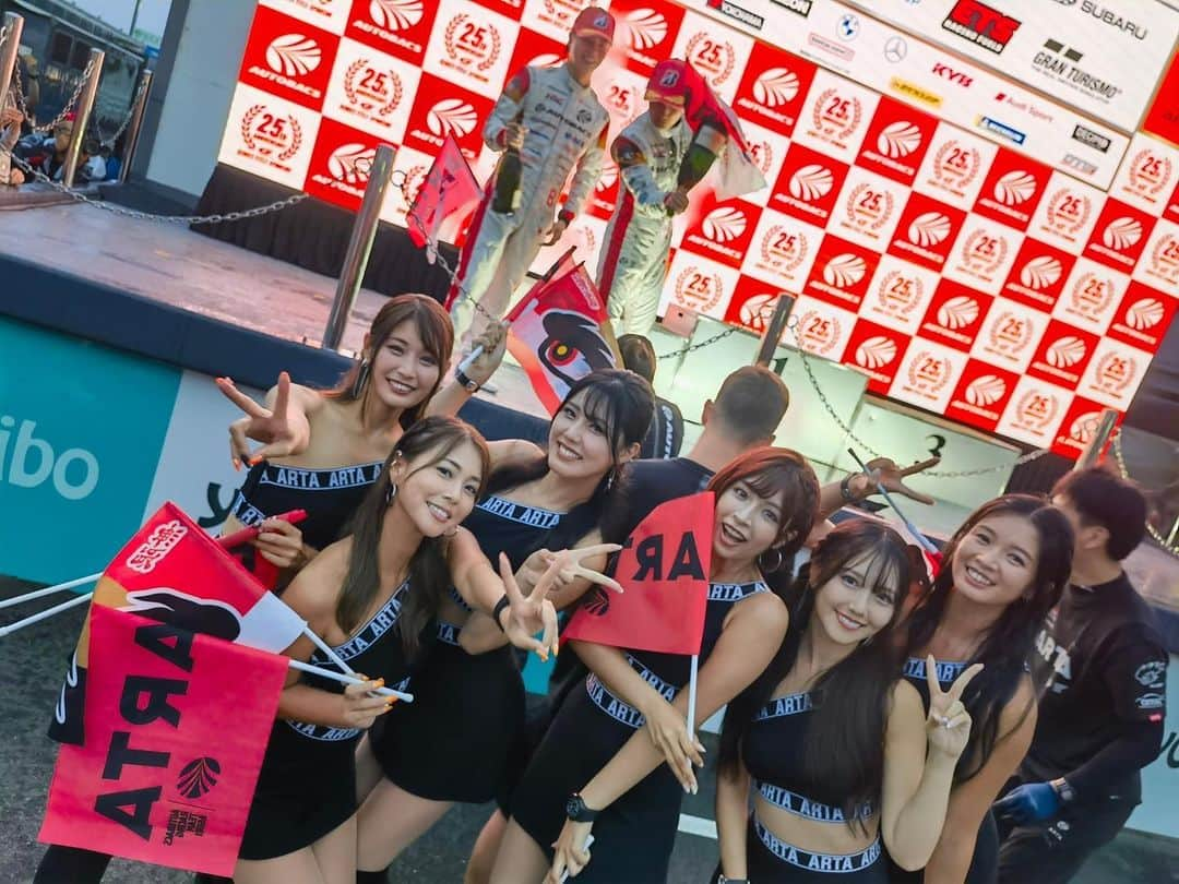 沢すみれさんのインスタグラム写真 - (沢すみれInstagram)「『#SUPERGT Rd.6  SUGO GT 300km RACE』  ARTAへの応援をありがとうございました📣  300km 決勝レース 8号車 ARTA MUGEN NSX-GT>>> P1🏆 16号車 ARTA MUGEN NSX-GT>>>P12  16号車にエンジン不調はありましたが2台ともに無事チェッカーを受け、16号車P12、8号車はP2でチェッカーを受けた後正式結果にて1位に繰り上げとなりチームARTAとして2連続Pole To Winの結果をシーズンに刻みました！  今回、レースでは大きなクラッシュがありレースを彩るマシンや熱い走りを見せてくれるドライバーが傷付くようなシーンには苦しさを覚えました。無事に復帰できることを願ってます  クラッシュはなかったものの8号車もシーズン序盤からドライバーお二人の不調が立て続き、確かな速さを見せながら結果に繋がらなかった今シーズン。 Rd.5鈴鹿での16号車のPole To Winに続くようにPole To Winを決めてくれ、霧が晴れ光が差し込んだような直近2戦でした。  今シーズンはGT500クラス2台体制となり幕を開けた初年度、そのARTA MUGEN NSX-GT2台のPole To WinをチームのRQとして見させていただきこんな幸せなことはありません😭 皆様と共に8号車、16号車の優勝を見届けてられて本当に嬉しいです！！応援下さり本当にありがとうございました🙇‍♀️ (ちなみにお写真3枚目、昨年まで8号車のエンジニアをされていたライアンさんも8号車の優勝を見届けて下さっていていましたよ🥹)  次戦オートポリス戦は 8号車  7位 32pt 16号車 4位 37ptで挑みます  ウェイトがポイント×2からポイント分になり、 16号車の燃料流量リストリクターの制限もなくなります🔥  ですがチャンピオン争いが浮き彫りになる次のオートポリス戦はより一層プレッシャーが重くのしかかる一戦ですよね🥹  8号車、16号車の勝利のためにチームARTAへ熱い熱すぎる応援を引き続きよろしくお願いします！ 次戦も一緒に喜びましょう🙏！！    #SUPERGT #ARTA #AUTOBACS #オートバックス #ARTAGALS #HONDA #MUGEN #無限」9月18日 14時14分 - sumiresour