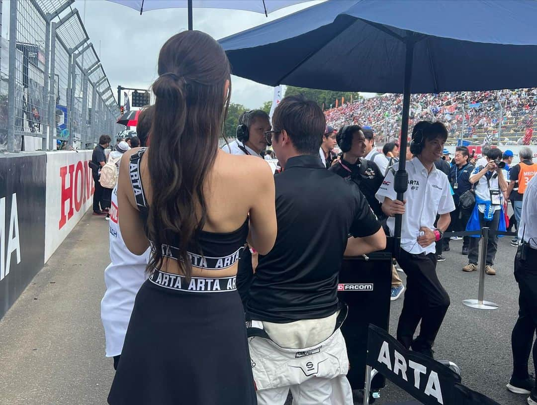 沢すみれさんのインスタグラム写真 - (沢すみれInstagram)「『#SUPERGT Rd.6  SUGO GT 300km RACE』  ARTAへの応援をありがとうございました📣  300km 決勝レース 8号車 ARTA MUGEN NSX-GT>>> P1🏆 16号車 ARTA MUGEN NSX-GT>>>P12  16号車にエンジン不調はありましたが2台ともに無事チェッカーを受け、16号車P12、8号車はP2でチェッカーを受けた後正式結果にて1位に繰り上げとなりチームARTAとして2連続Pole To Winの結果をシーズンに刻みました！  今回、レースでは大きなクラッシュがありレースを彩るマシンや熱い走りを見せてくれるドライバーが傷付くようなシーンには苦しさを覚えました。無事に復帰できることを願ってます  クラッシュはなかったものの8号車もシーズン序盤からドライバーお二人の不調が立て続き、確かな速さを見せながら結果に繋がらなかった今シーズン。 Rd.5鈴鹿での16号車のPole To Winに続くようにPole To Winを決めてくれ、霧が晴れ光が差し込んだような直近2戦でした。  今シーズンはGT500クラス2台体制となり幕を開けた初年度、そのARTA MUGEN NSX-GT2台のPole To WinをチームのRQとして見させていただきこんな幸せなことはありません😭 皆様と共に8号車、16号車の優勝を見届けてられて本当に嬉しいです！！応援下さり本当にありがとうございました🙇‍♀️ (ちなみにお写真3枚目、昨年まで8号車のエンジニアをされていたライアンさんも8号車の優勝を見届けて下さっていていましたよ🥹)  次戦オートポリス戦は 8号車  7位 32pt 16号車 4位 37ptで挑みます  ウェイトがポイント×2からポイント分になり、 16号車の燃料流量リストリクターの制限もなくなります🔥  ですがチャンピオン争いが浮き彫りになる次のオートポリス戦はより一層プレッシャーが重くのしかかる一戦ですよね🥹  8号車、16号車の勝利のためにチームARTAへ熱い熱すぎる応援を引き続きよろしくお願いします！ 次戦も一緒に喜びましょう🙏！！    #SUPERGT #ARTA #AUTOBACS #オートバックス #ARTAGALS #HONDA #MUGEN #無限」9月18日 14時14分 - sumiresour