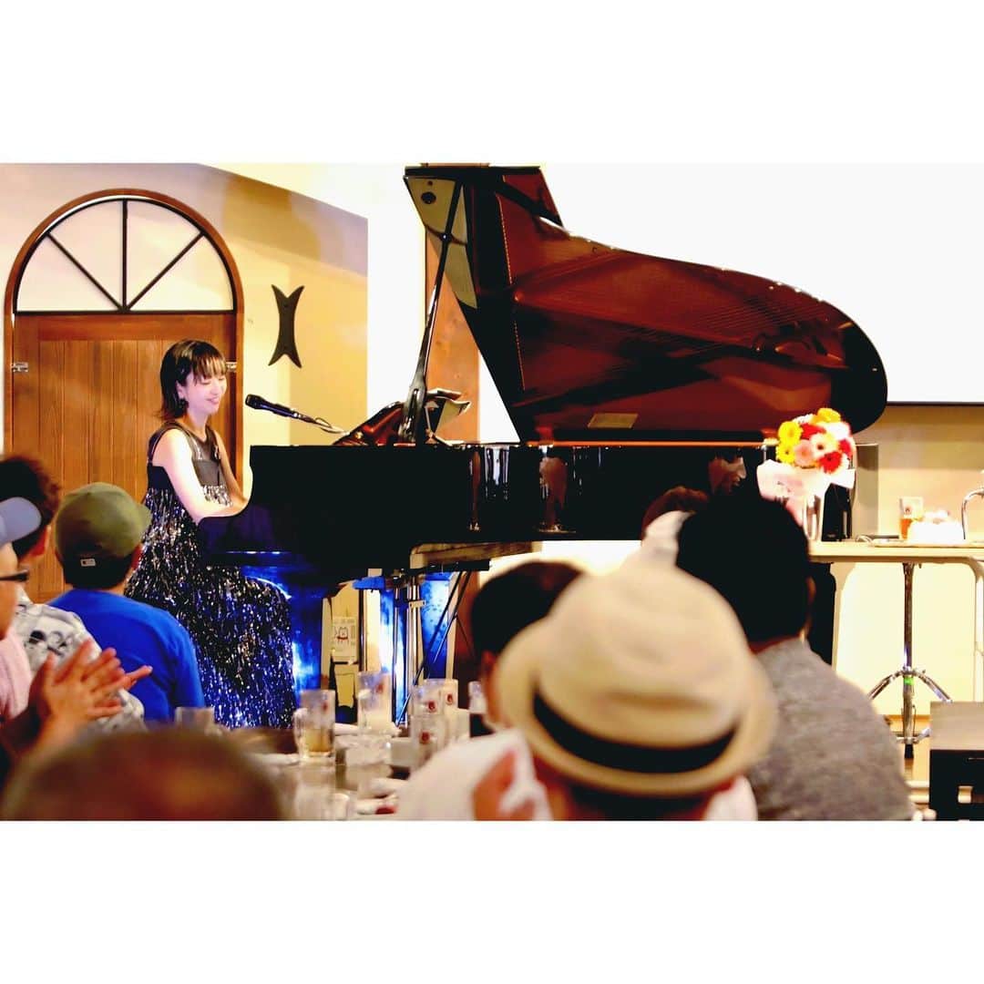 kainatsuさんのインスタグラム写真 - (kainatsuInstagram)「生ピアノのダイナミズムは癖になる🎹  グランドピアノでの弾き語りも増やしていけたらいいな。 今ならどんな編成でも「らしく」歌える自信があるから。  現在進行形のkainatsuを見届けてくれた皆さんありがとうございました☺︎  photo by Kinchan  #HELLO40」9月18日 14時14分 - natsugram_life