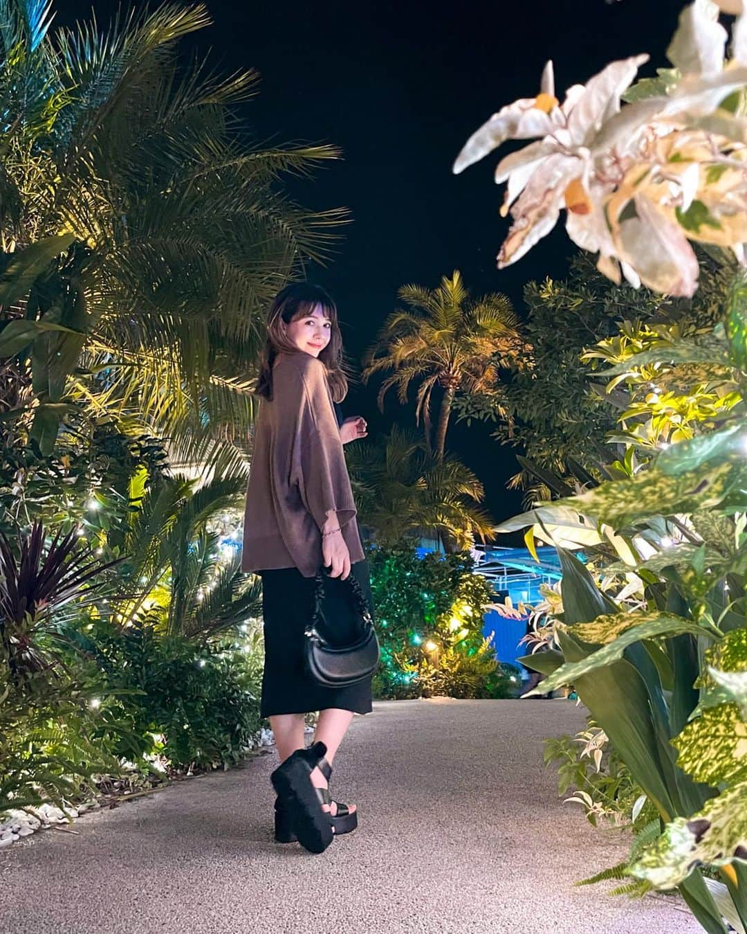 峯りあなのインスタグラム：「池袋のサンシャイン水族館行ってきたよ🐠 ちょうど期間限定のイベント中だた！水族館全体がほぼ真っ赤だったよ🩸  お気に入りはカラフルな水槽に居たフグちゃん🐡 かわいい顔を至近距離で見れて満足〜🫶🏼」