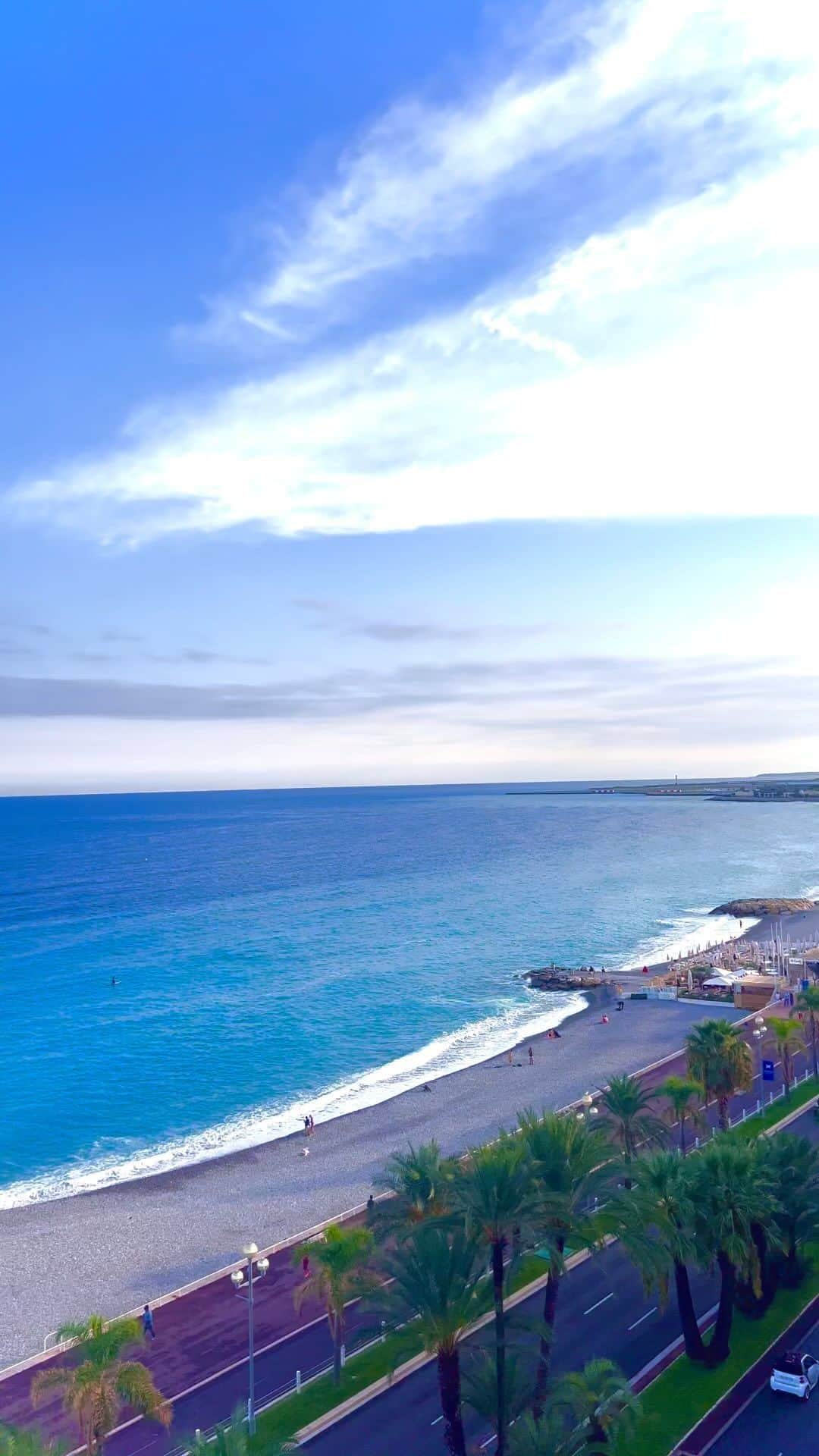 珠久美穂子のインスタグラム：「これぞ！Nice Blue🏝️  この景色を 毎日眺められる生活がしたい✨✨  #Nice #travel #vacation #france  #southfrance」