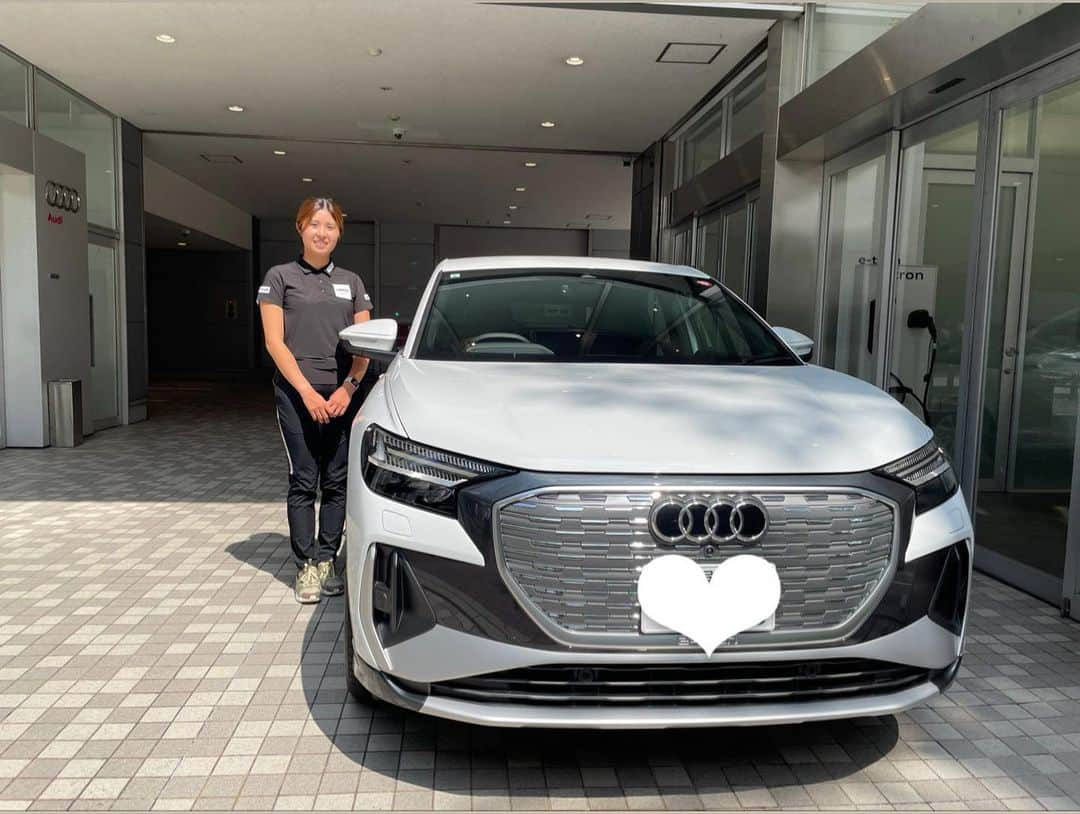 大里桃子のインスタグラム：「☺︎ 先週はYANASE Audi 名古屋中央様から電気自動車の Q4 e-tronをお借りしました！ 初めて電気自動車に乗りましたが、走行中の音が静かすぎて感動！！！ 走行距離もエアコンガンガンつけてましたが、フル充電で500キロ以上余裕で走りました！ 外観もとってもカッコよくて惚れ惚れしました〜😍 これからどんどん電気自動車増えていくんだろうな〜🤔 #Q4etron」