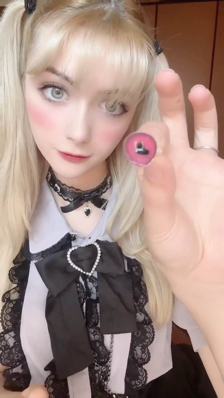 Hirari Ann（ヒラリー アン）のインスタグラム：「How I turn into a succubus! Thank you @ttd_eye ❤️🥰 TTDeye-wear your glow! 💕 ttd has a large variety of cosplay lenses! September is the best time to stock up!    ttd eye gave me a code for everyone to discount!  Code : hirariann  ttd_eye, #ttdeye #地雷系女子 #jirarikei #地雷 #コスプレ #cosplay」