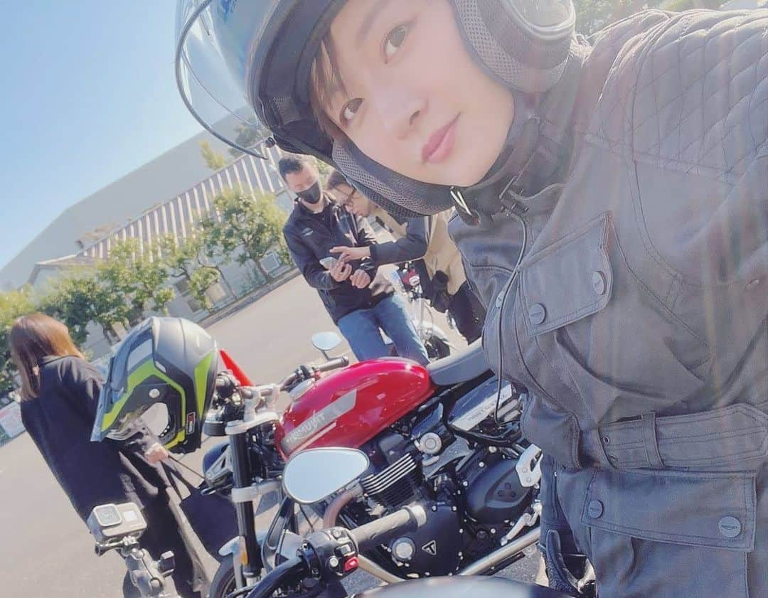 大島由香里さんのインスタグラム写真 - (大島由香里Instagram)「いつかのツーリング YouTubeでも色んなバイクに乗らせてもらってるのでチェックしてくださいね リンクはプロフィールから🏍  #バイク #ライダー #女性ライダー  #ツーリング #TRIUMPH #トライアンフ」9月18日 14時19分 - yukari__oshima