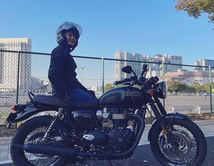大島由香里のインスタグラム：「いつかのツーリング YouTubeでも色んなバイクに乗らせてもらってるのでチェックしてくださいね リンクはプロフィールから🏍  #バイク #ライダー #女性ライダー  #ツーリング #TRIUMPH #トライアンフ」