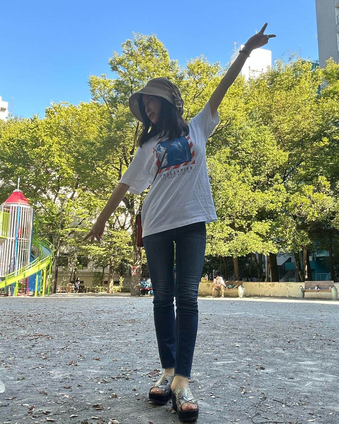 のインスタグラム：「❇︎ 熱中アラームと言うものを初めて使いました。炎天下の芝の上はWBGT31以上あり危険なレベル☀️9月も半ばだけれど熱中症には気をつけて。公園の日陰は自然の風を感じられて心地良い。この風に乗って、どこかに飛んで行きたい✈️  #park #公園 #fashion #ファッション #casual #カジュアル #centforce #セントフォース」