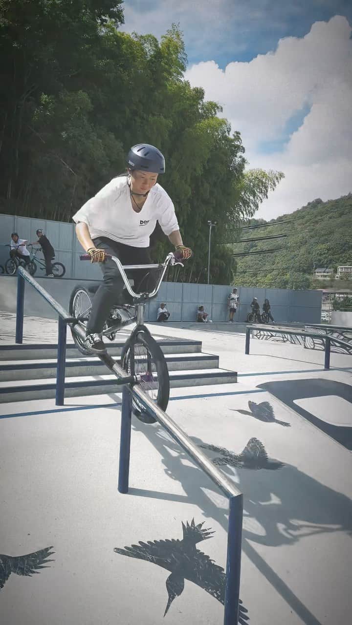 大池水杜のインスタグラム：「Ready for @simplesession  I feel like I’m getting used to the pegs😂 📍 @hiroe_forest_skatepark  フェイキーの戻りでキュッ！って鳴るタイヤ久しぶりすぎて楽しい！ペグはやっと慣れてきたかな🤣  @visavis_jp #slopeshot #VANS #bern #タウン情報おかやま #ライト電業 #bmx #bmxgirl #bmxfreestyle #bmxwomen #simplesession23」