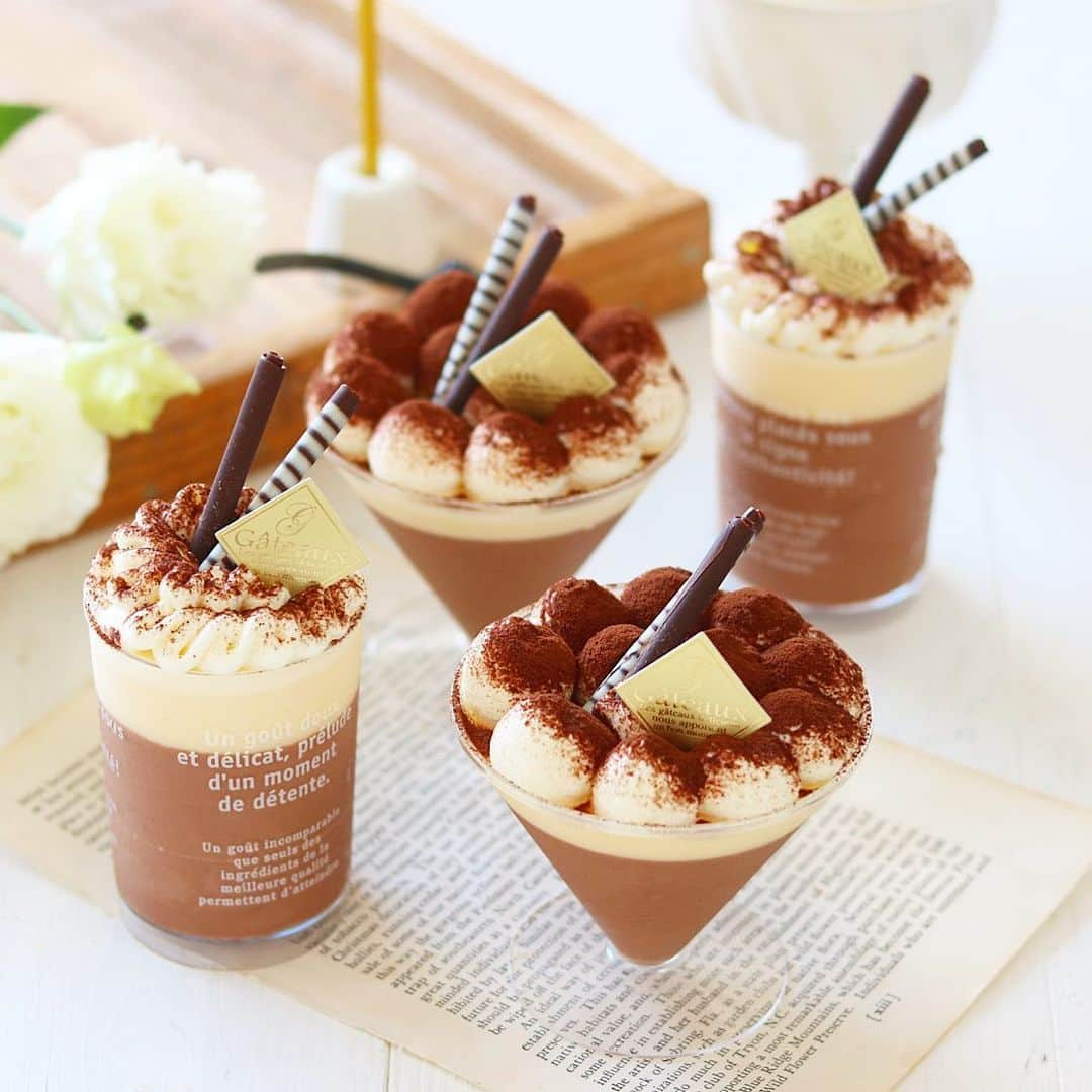 mikiさんのインスタグラム写真 - (mikiInstagram)「・ ・ chocolate mousse&white chocolate mousse  三連休は久しぶりのお菓子作り🫶  チョコレートムースにホワイトチョコムースの二層🫶　#mikiしましまゼリー   そして今日は大好きなお友達のあやちゃん @aya_m08 のお誕生日🎂 おめでとう💓  あやちゃんと一緒にお祝いできるならこれかなぁって考えながら作りました💓  一緒にいて、居心地が良くって、美人で優しくて気遣いができて、仕事に対しても誠実で、そして話すと面白い🤣 みんなに愛されてる理由がよくわかりました🫶  これからもますますキラキラ輝いて歳を重ねてね🫶あやちゃんならきっとそうなる☺️  また来年会えますように💓  改めてお誕生日おめでとう🎂  コメントおやすみします🔐」9月18日 14時27分 - koron.n