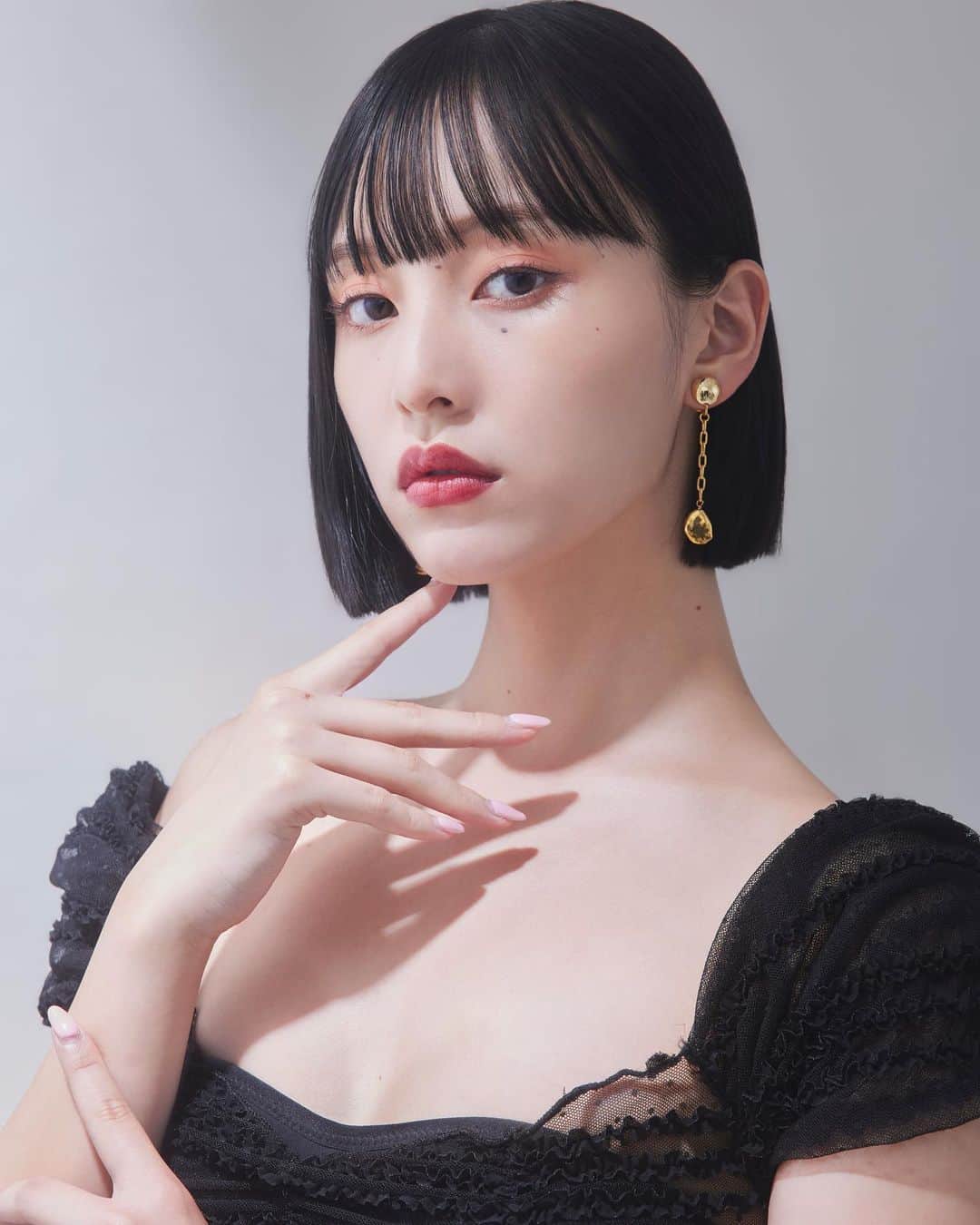 のインスタグラム：「.  🌚🖤」