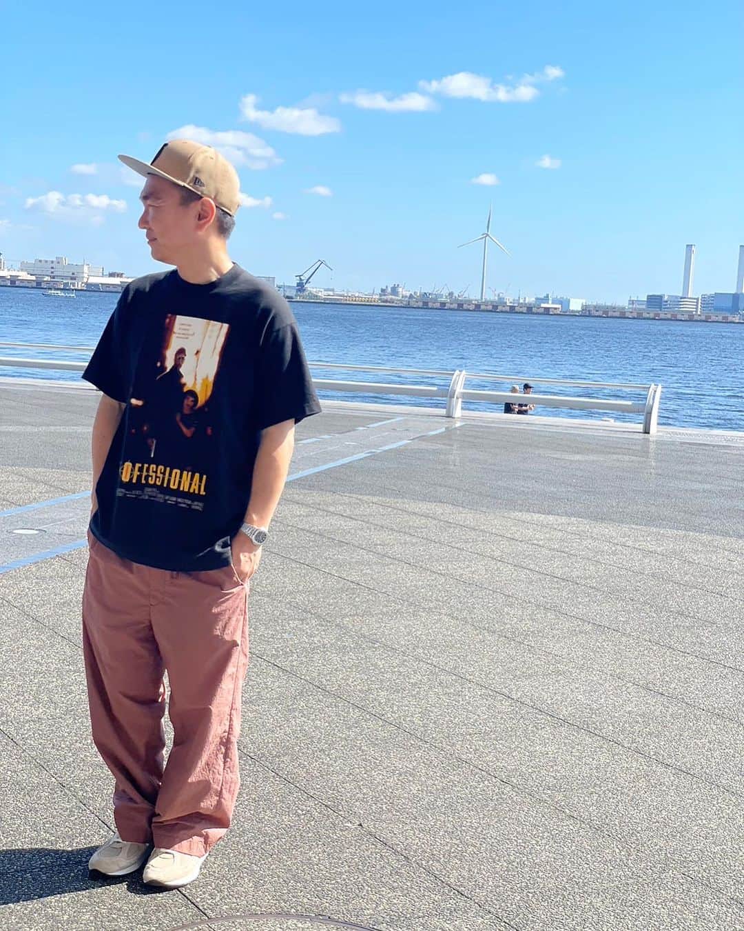 のインスタグラム：「。 今日は朝イチでパシフィコ横浜でやってるVCM行ってきた😆  日本トップクラスのヴィンテージのフェスですね🎉🎉🎉  死ぬほど楽しかった😂  回りたかったお店を全部回れた  スーパーウルトラど変態級詳しいアドバイザーの方についてきてもらって全部説明してもらいながら勉強しながら回って買いました😂  なんかもうめちゃくちゃ買ってんけど😂  永遠回れる場所でした♾️  今回買ったの今年の夏では着用バージョンで紹介できなさそう😱  OMAETACHI専用インスタでライブで発表しますね😂😂😂  そんな僕のファッションはLEON Tシャツ😂😂😂😂😂😂😂😂  これがLEON Tシャツの最高峰にいるんじゃないの😍  めちゃくちゃかっこいい  この映画、最初イギリスでタイトルはLEONではなくて、LEON THE PROFESSIONALだったんですって  その時に作られたやつ  レオンとマチルダの感じ、めちゃくちゃかっこいい🦖  あーーーーーーー  楽しいーーーーーーー😱  #vcm  #ヴィンテージtシャツ  #ヴィンテージ古着  #leon  #かまいたち山内」