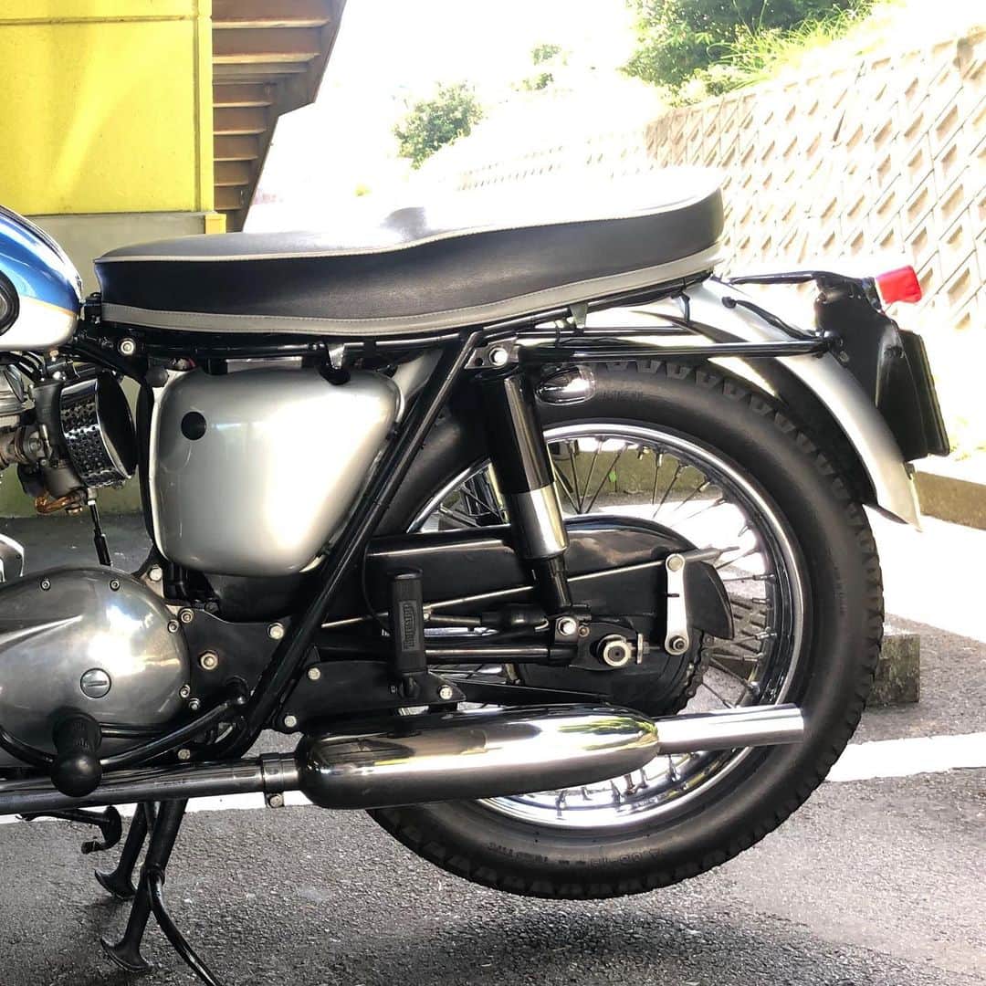 KIYOさんのインスタグラム写真 - (KIYOInstagram)「今日はボニーで出てます✨  #triumph #t120 #bonneville #650twin #britbike #britishmotorcycles #caferacer #classicmotorcycles  #classicbike #lewisleathers #madeinengland #LewisLeathers #rockers #tonupboys #triumphmotorcycles #vintagemotorcycles #トライアンフ #ボンネビル #バイクメーン #ボニー #ロッカーズ #ルイスレザー」9月18日 14時57分 - kiriko009
