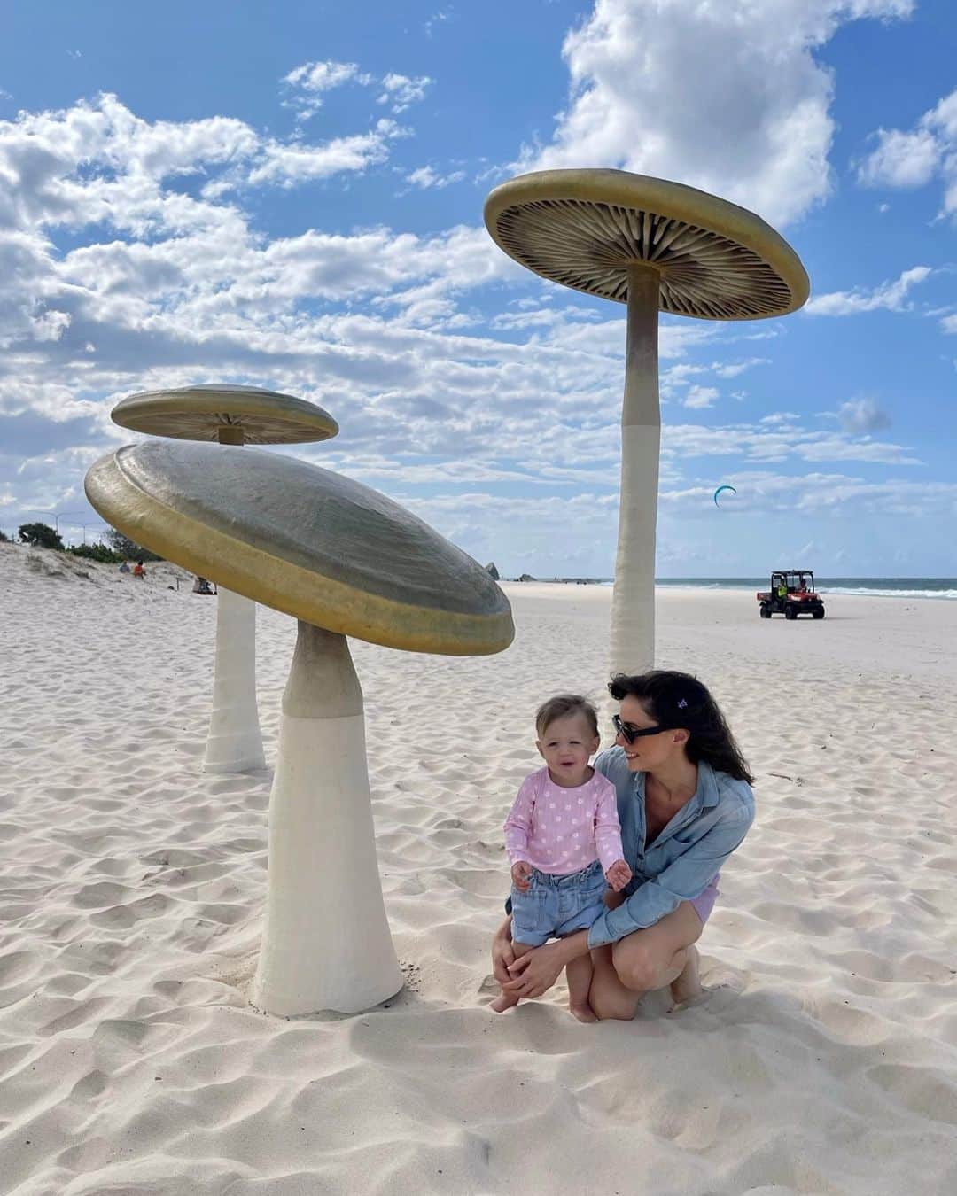 ELOUISE MORRISさんのインスタグラム写真 - (ELOUISE MORRISInstagram)「Best fun with Nanna Lindy 🩷🌸 We had a Swell time at the sculptures 😍🍄🦅🍦💦🐙🐶🐶💕」9月18日 14時50分 - ellemorrisxo