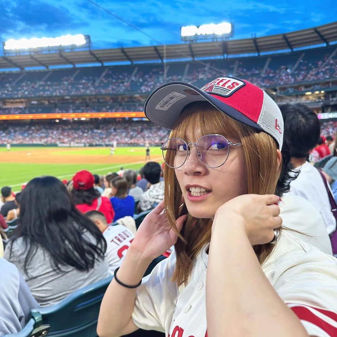 江藤由羽さんのインスタグラム写真 - (江藤由羽Instagram)「初めての野球観戦がLAなの意味分からん⚾️何も知らないのに一丁前にグッズいっぱい買いました！大谷さんはいなかったけど凄かった❤️‍🔥❤️‍🔥 #la #losangeles #angeles #大谷翔平」9月18日 14時50分 - chanyu_jp