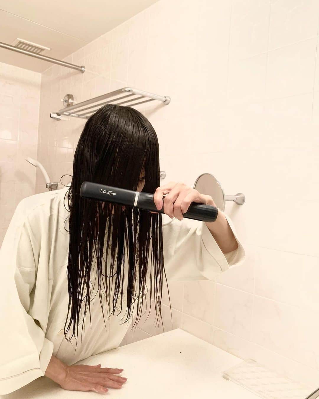 大桃美代子さんのインスタグラム写真 - (大桃美代子Instagram)「来る〜きっと来る〜🎵  貞子です。  井戸ではなく、お風呂から失礼いたします。  実はこれ、超音波のヘアアイロンです。  @carerise_beauty   トリートメントを浸透させる、  プロ仕様のヘアアイロン。  １秒間に100万回の超音波振動で、キューティクルを膨潤させることなくトリートメント分子を細かくし、  成分を浸透させる 超音波ヘアアイロン！  シャンプー後にトリートメントを付けて、  アイロンで挟んで上から下へ。  ジーっと音がして、  赤外線と超音波のダブルでケア。  軽防水なので、浴室で使えて、  使ったら水洗い出来る。  海外でも使用可能。  サロンでも使われる、プロ設計。  ドライヤーすると、  サラサラです。  手触りが違います。  毛先に浸透している感じが、  傷んだ髪や癖毛には、ありがたい。  トリートメントを浸透させるヘアアイロン。  髪の毛を伸ばしたい方、  痛みや癖毛が気になる方に  おすすめです。  こちらのURLからクーポンコードをいれて購入すると、  お得に購入できますよ。  https://carerise.official.ec/  クーポンコード:2212usi01  お家トリートメントをサロンレベルへ。  便利なガジェットが簡単に手に入る時代になりました。  ps.  ザ・リングの貞子の歌、  feels like HEAVEN と言うもので、  「明るい明日が、きっとやって来る！」  と言う  ポジティブな曲でした。  初めてしりました。 PR #ケアライズ #ケアライズプレミアム #ケアプレ #carerise #UltraSonichairiron #超音波アイロン #超音波ヘアアイロン #トリートメントアイロン #超音波トリートメント #コードレスアイロン #美容家電 #美髪ケア #艶髪 #美髪 #おうち美容」9月18日 14時52分 - miyoko_omomo