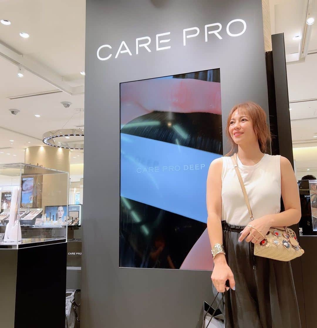 LINAのインスタグラム：「ホームヘアケア CARE PROのポップアップに @mina_1977 と行ってきました♡ いつも通りに トリートメントをしたあと CARE PROを通すと 補修力があがり 髪質改善に繋がるみたい！ ブリーチでのダメージ 日頃から頻繁に使用してる ヘアアイロンでのダメージなど... 悩みがある私にとっては 何とも嬉しい話。 ヘアサロンでも 導入率No1みたいなので 確実な結果に期待あり。 今日から早速使い続けてみるよ！ #ケアプロ #CAREPRO #超音波アイロン #超音波トリートメント @carepro_official」