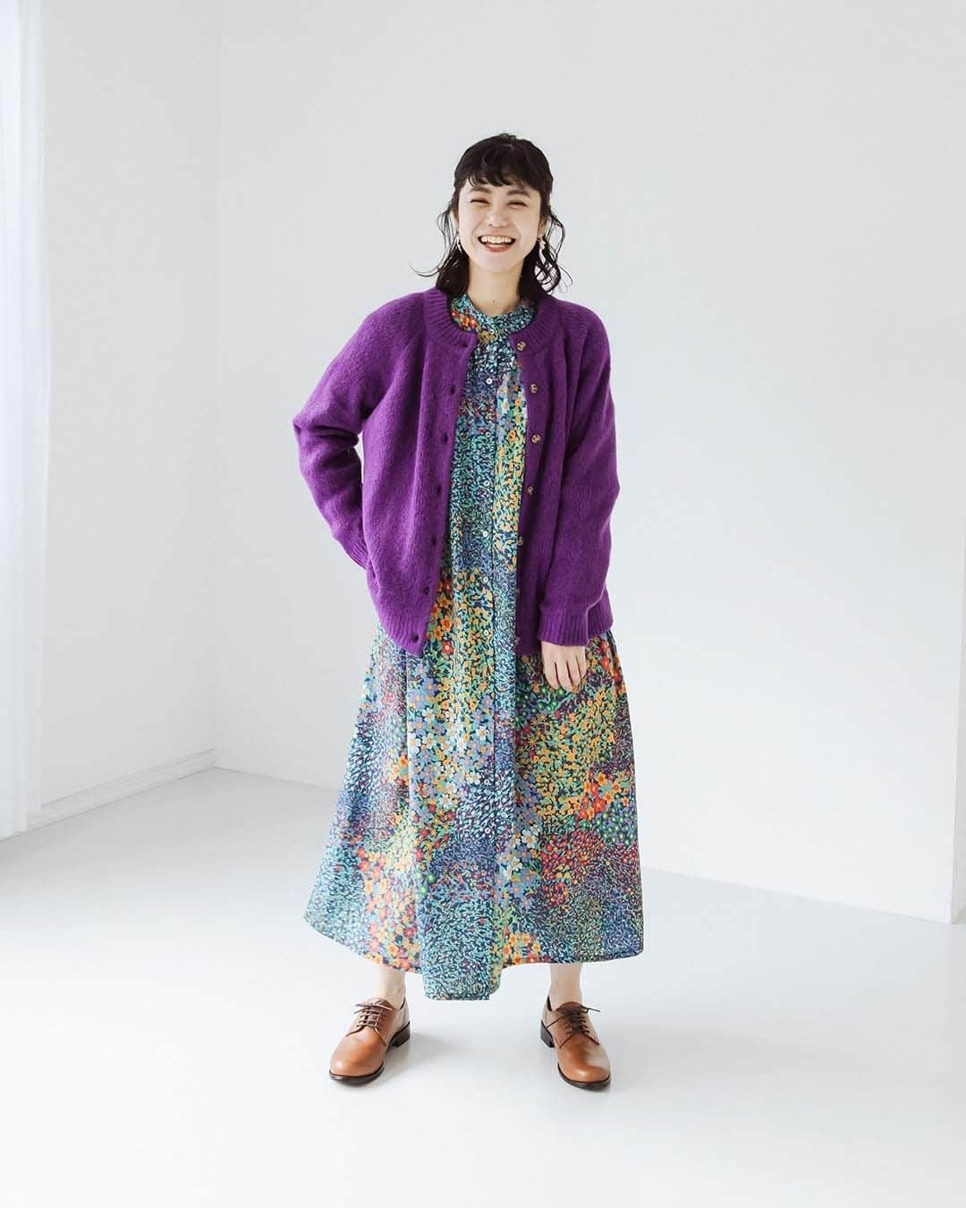 ナチュランのインスタグラム：「【 olet ihana 】心がときめく主役級の柄ワンピース  ・  『何気ない日常にときめきを』をコンセプトにしている 「olet ihana（オレット イハナ）」より、 ちょっぴりレトロな柄ワンピースが届きました。  ほどよい涼しさと穏やかな陽気の秋は、 おしゃれを存分に楽しみたい気分♪  アンティークからインスパイアされた柄が ドラマティックな雰囲気の、 バイヤーイチ推しワンピースをご紹介いたします。  モデル身長 : 163cm @izuuumixxx  ----------------------------- 　olet ihana -----------------------------  ■フラワーガーデンプリントヨークギャザーワンピース ￥11,880 ネイビー[ 注文番号：IHN-4A81-3794-A ]  ■ボタニカルプリントワンピース ￥12,980 チノベージュ[ 注文番号：IHN-4A81-3793-A ]  -----------------------------  ▶️商品詳細やお買い物は写真のタグをタップ またはプロフィール（@natulan_official）から 「ナチュラン」のサイトにアクセスして 注文番号や商品名を検索してみてくださいね。  #lifewear #fashion #natulan #今日のコーデ #コーディネート #ファッション #ナチュラル #ナチュラン #日々の暮らし #暮らしを楽しむ #シンプルライフ #シンプルコーデ #大人女子 #大人カジュアルコーデ #ボタニカル #ワンピース #ワンピースコーデ #アニマル柄 #花柄 #花柄ワンピース #レトロ #レトロコーデ #オレットイハナ #oletihana #natulan_official.」