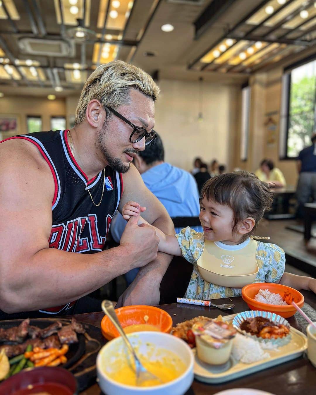 のインスタグラム：「娘day  よく食べるなー！笑  沢山食べて大きくなっとくれ😁 俺より大きくはならないでおくれ🙃  #娘day #娘 #長女 #愛娘 #彼氏連れてきたらパワーボム」