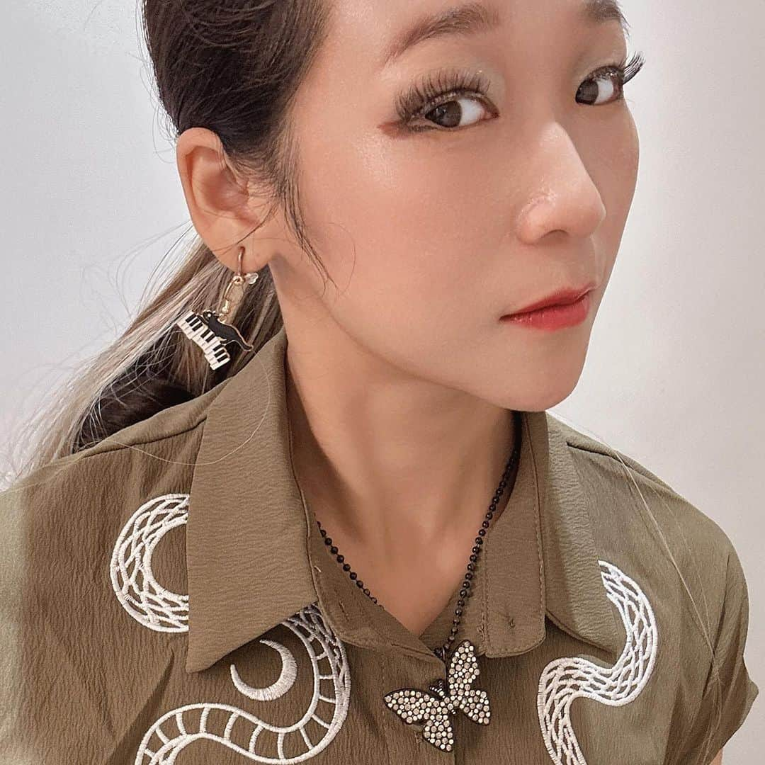 世手子さんのインスタグラム写真 - (世手子Instagram)「Thank you for the piano singing concert🎹 Since Halloween is almost here, I decided to wear a snake print dress🐍🎃🦋 Thank you very much for the encore🥹👏 #パルトネール #ピアノ弾き語りライブ 有難うございました( ^ω^ ) アンコールまでいただき感無量です(*'▽'*) abstract artな曲をたくさん届けました🎨w 世手子ワールド体感していただけたら嬉しいでございます(●´ω｀●)  ハロウィンがちかいのでハロウィン意識した衣装にしました👻  限定SALE開催中！今年のハロウィンパーティーは #SHEINhalloweenparty で決まり！ @shein_japan  @sheinofficial  今年の秋は暑い😵 アウトドアでもSHEIN大活躍💖  😈Goth カジュアル ベルト付き 刺繍 ボタンフロント アニマル レディースワンピース  🆔 19767166 https://shein.top/qgsl7hk 蛇がめっちゃかっこよくて一目惚れ🤩  😈レディース ファッショナブル メタルチェーン デコレーション ハイヒール サンダル , 適す 用 アウトドア と カジュアル ウェア  🆔18793779 https://shein.top/s5oecs2  わりと重めのサンダル👡かなとか思ったらめちゃくちゃ軽くてびっくり(*^o^*) かなりおすすめ(*☻-☻*) 他にもハロウィンの素敵なアイテムいっぱい(*^▽^*) シーインでハロウィンがめちゃくちゃ楽しみ\(//∇//)\  🌟クーポン 🎈Coupon Code：HallowsJP17  11/30まで❣️ お買い上げ金額1～5,999円までは15%OFF、6000円以上は20%OFFになるよ💖  #SHEIN #SHEINhalloweenparty #SHEINforAll #loveshein  #クーポンコード #クーポン情報  #クーポン配布中  #シーインクーポン  #ドタバタ育児  #二児のママ  #2児育児 #赤ちゃんのいる暮らし  #3歳男の子 #3歳差育児  #二児の母 #二児ママ  #ママシンガー  #二児育児 #2児ママ #2児のママ #赤ちゃんのいる生活 #ad」9月18日 15時02分 - rojide