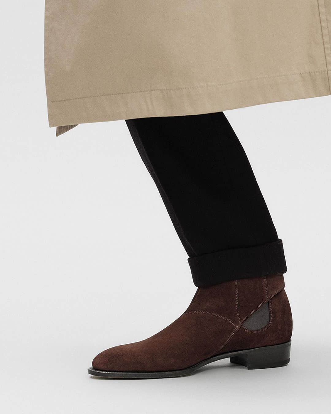 ジョンロブのインスタグラム：「Introducing Masons, a new take on the Jodhpur boot, easy to slip-on thanks to its concealed elastic band and featuring a reverse strap with the house’s new signature oval buckle.  . #johnlobb  @chrislensz  @tom_guinness」