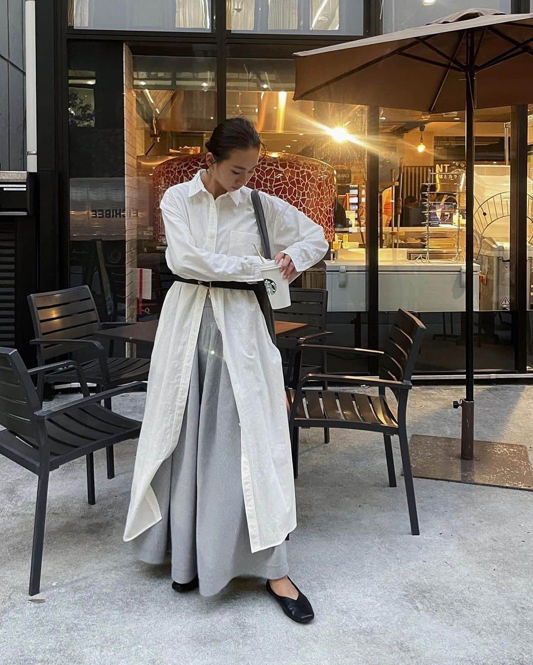 ETRÉ TOKYO ストアのインスタグラム：「@etretokyo  【9/21 New Arrival】 ㅤㅤㅤ ㅤㅤ #ETREニットボリュームスカート L.BLUE / BLACK / GREY S.M size ¥28,600(tax in)  ㅤㅤㅤ  新宿スタッフ @etretokyo_nami 167cm M  本社スタッフ @etretokyo_misaki 156cm サンプルの為M着用 @sakiko_113 154cm サンプルの為M着用  ㅤㅤㅤ 着用カラー：GREY  ㅤㅤㅤ  - - - - - - - - - - - - - - - - - - - - - - - - - - - -  商品詳細はTOPページURLよりチェック🔍 ›› @etretokyo_store  ㅤㅤㅤ スタッフコーディネートも毎日更新中【 #etretokyo_staff_ootd 】をフォロー🐿️  TOPページの"フォロー中"から 気になるスタッフのアカウントをフォロー🤝  ㅤㅤㅤ ㅤㅤ  - - - - - - - - - - - - - - - - - - - - - - - - - - - - ⁡  【INFORMATION】 ⁡ㅤㅤㅤ ⁡ ※ 9/21(木)発売のアイテムは 9/22(金)12:00よりお在庫のある場合、ルミネカード会員様限定で店舗通販のご利用が可能です。  ⁡ ※お電話がつながりにくい可能性がございます。 ⁡ ※また混雑時には入場制限及び 試着点数の制限を設けさせて頂きます。 予めご了承ください。 ⁡ ⁡ ご理解、ご協力を賜りますよう 心よりお願い申し上げます。   ㅤㅤㅤ 【LUMINE SHINJUKU STORE】 ETRÉ TOKYO ルミネ新宿2店 TEL：03-5989-0979  ー営業時間ー (平日、土日祝)11:00-21:00 ⁡ #etretokyo#etre#fashion#etretokyoshinjuku #etre#2023etre#etretokyo_staff_ootd#2023aw #大人ファッションコーデ #シンプルスタイル #白黒コーデ #シャツワンピ #ロングシャツワンピース #ニットスカート #ロングスカートコーデ #フラットシューズ」