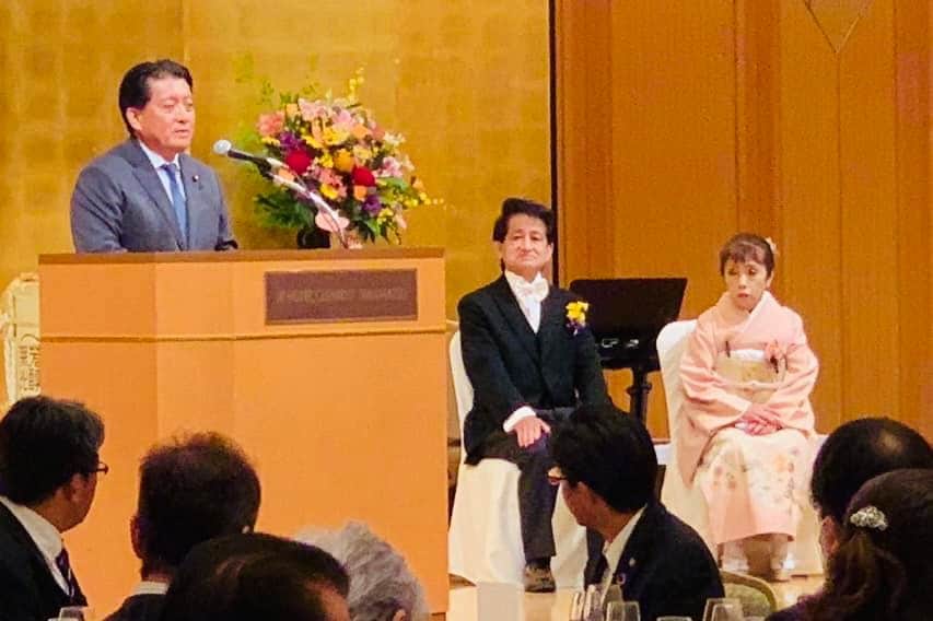 平井卓也さんのインスタグラム写真 - (平井卓也Instagram)「川原陞氏旭日双光章受章祝賀会に参加させていただきました。川原氏は香川県美容業生活衛生組合理事長として美容業界の発展のためにご尽力されました。また、美容学校の理事として次世代の美容師の育成にも熱心に取り組まれています。美容業界は人々の生活に多大な影響を与える素晴らしい分野です。外見だけでなく、人々が自分自身をより良く感じ、自信を持つ手助けをするなど社会を明るくすることにも貢献できます。超高齢社会に突入した日本を元気にするためにも、川原氏の益々のご活躍と業界の発展を祈ります。おめでとうございました。#平井卓也」9月18日 15時19分 - hiratakuchan0125