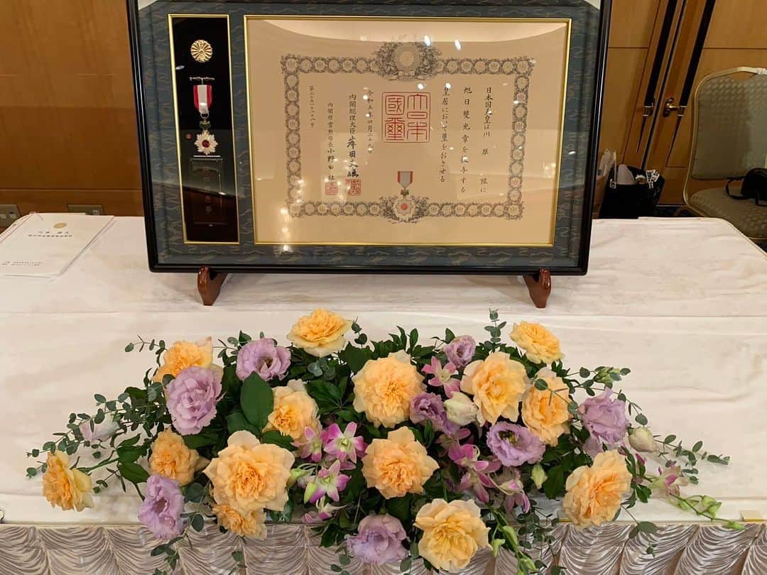 平井卓也さんのインスタグラム写真 - (平井卓也Instagram)「川原陞氏旭日双光章受章祝賀会に参加させていただきました。川原氏は香川県美容業生活衛生組合理事長として美容業界の発展のためにご尽力されました。また、美容学校の理事として次世代の美容師の育成にも熱心に取り組まれています。美容業界は人々の生活に多大な影響を与える素晴らしい分野です。外見だけでなく、人々が自分自身をより良く感じ、自信を持つ手助けをするなど社会を明るくすることにも貢献できます。超高齢社会に突入した日本を元気にするためにも、川原氏の益々のご活躍と業界の発展を祈ります。おめでとうございました。#平井卓也」9月18日 15時19分 - hiratakuchan0125