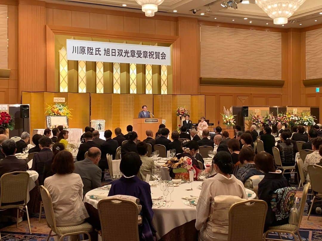 平井卓也さんのインスタグラム写真 - (平井卓也Instagram)「川原陞氏旭日双光章受章祝賀会に参加させていただきました。川原氏は香川県美容業生活衛生組合理事長として美容業界の発展のためにご尽力されました。また、美容学校の理事として次世代の美容師の育成にも熱心に取り組まれています。美容業界は人々の生活に多大な影響を与える素晴らしい分野です。外見だけでなく、人々が自分自身をより良く感じ、自信を持つ手助けをするなど社会を明るくすることにも貢献できます。超高齢社会に突入した日本を元気にするためにも、川原氏の益々のご活躍と業界の発展を祈ります。おめでとうございました。#平井卓也」9月18日 15時19分 - hiratakuchan0125