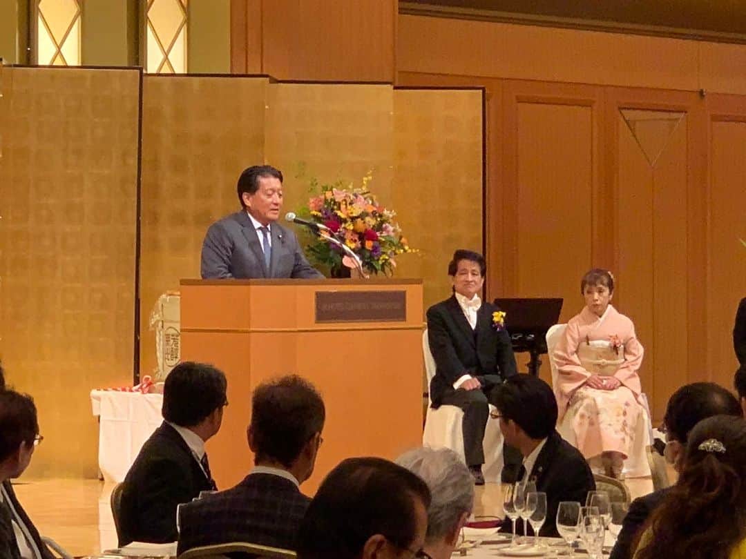 平井卓也さんのインスタグラム写真 - (平井卓也Instagram)「川原陞氏旭日双光章受章祝賀会に参加させていただきました。川原氏は香川県美容業生活衛生組合理事長として美容業界の発展のためにご尽力されました。また、美容学校の理事として次世代の美容師の育成にも熱心に取り組まれています。美容業界は人々の生活に多大な影響を与える素晴らしい分野です。外見だけでなく、人々が自分自身をより良く感じ、自信を持つ手助けをするなど社会を明るくすることにも貢献できます。超高齢社会に突入した日本を元気にするためにも、川原氏の益々のご活躍と業界の発展を祈ります。おめでとうございました。#平井卓也」9月18日 15時19分 - hiratakuchan0125