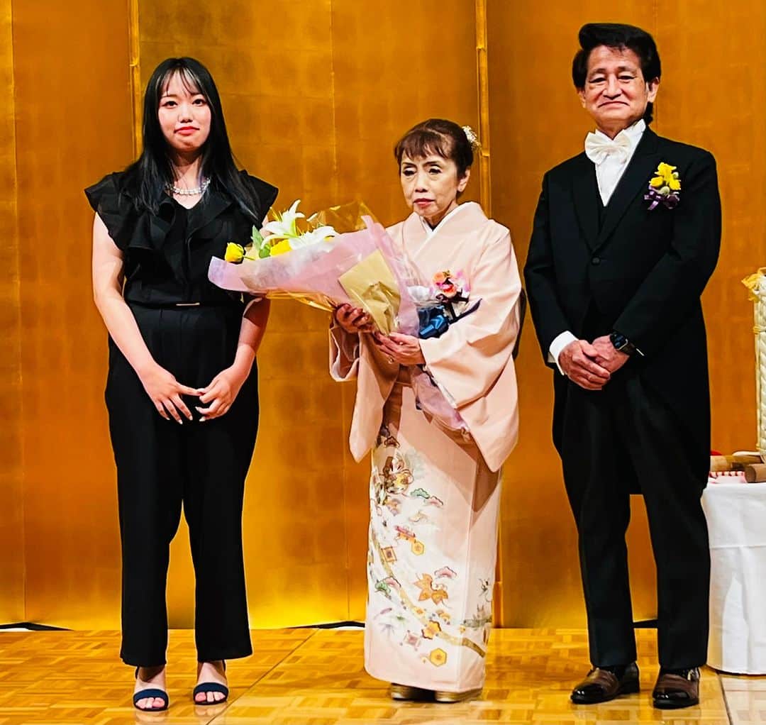 平井卓也さんのインスタグラム写真 - (平井卓也Instagram)「川原陞氏旭日双光章受章祝賀会に参加させていただきました。川原氏は香川県美容業生活衛生組合理事長として美容業界の発展のためにご尽力されました。また、美容学校の理事として次世代の美容師の育成にも熱心に取り組まれています。美容業界は人々の生活に多大な影響を与える素晴らしい分野です。外見だけでなく、人々が自分自身をより良く感じ、自信を持つ手助けをするなど社会を明るくすることにも貢献できます。超高齢社会に突入した日本を元気にするためにも、川原氏の益々のご活躍と業界の発展を祈ります。おめでとうございました。#平井卓也」9月18日 15時19分 - hiratakuchan0125