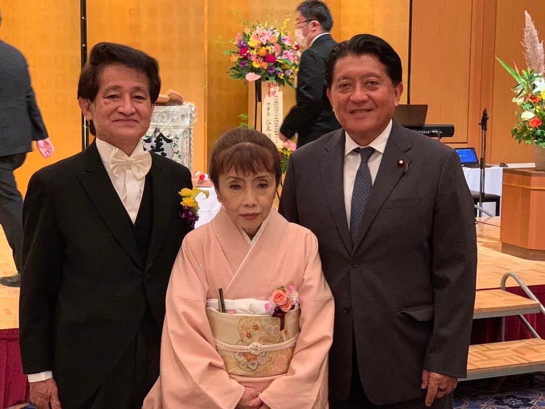 のインスタグラム：「川原陞氏旭日双光章受章祝賀会に参加させていただきました。川原氏は香川県美容業生活衛生組合理事長として美容業界の発展のためにご尽力されました。また、美容学校の理事として次世代の美容師の育成にも熱心に取り組まれています。美容業界は人々の生活に多大な影響を与える素晴らしい分野です。外見だけでなく、人々が自分自身をより良く感じ、自信を持つ手助けをするなど社会を明るくすることにも貢献できます。超高齢社会に突入した日本を元気にするためにも、川原氏の益々のご活躍と業界の発展を祈ります。おめでとうございました。#平井卓也」