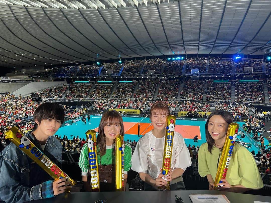 木村沙織のインスタグラム：「. 女子バレー２連勝、絶好調🔥✨ 会場も満員で熱気に包まれています👏🏼👏🏼 . 昨日は、今日最終回のドラマ "真夏のシンデレラ" から 森七菜ちゃんと神尾楓珠くんが 応援にかけつけてくれました🏐✨ . ( 森七菜ちゃん大興奮で何回かバルーンすっ飛んでた😂🎈) . . あしたのプエルトリコ戦も頑張れニッポン🏐🇯🇵🔥 . . #ワールドカップバレー #真夏のシンデレラ」
