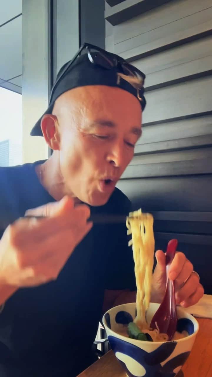 のインスタグラム：「東京丸の内で…何年ぶりだろ…ラーメン食べてしまったww 美味しかったので、自分を許します（笑）  焼鳥、ジビエ、ワインの店『鳥歐』 電話番号 050-3503-1819 住所 東京都千代田区丸の内1-5-1 新丸ビル 5F 営業時間 ＜平日＞ 11：00～14：00（LO 13：30） 17：00～23：00（LO 22：00） ＜日・祝＞ 11：00～22：00（LO 21：00） 定休日 無休（但し、1/1及び法定点検日は除く） 座席数 35席」